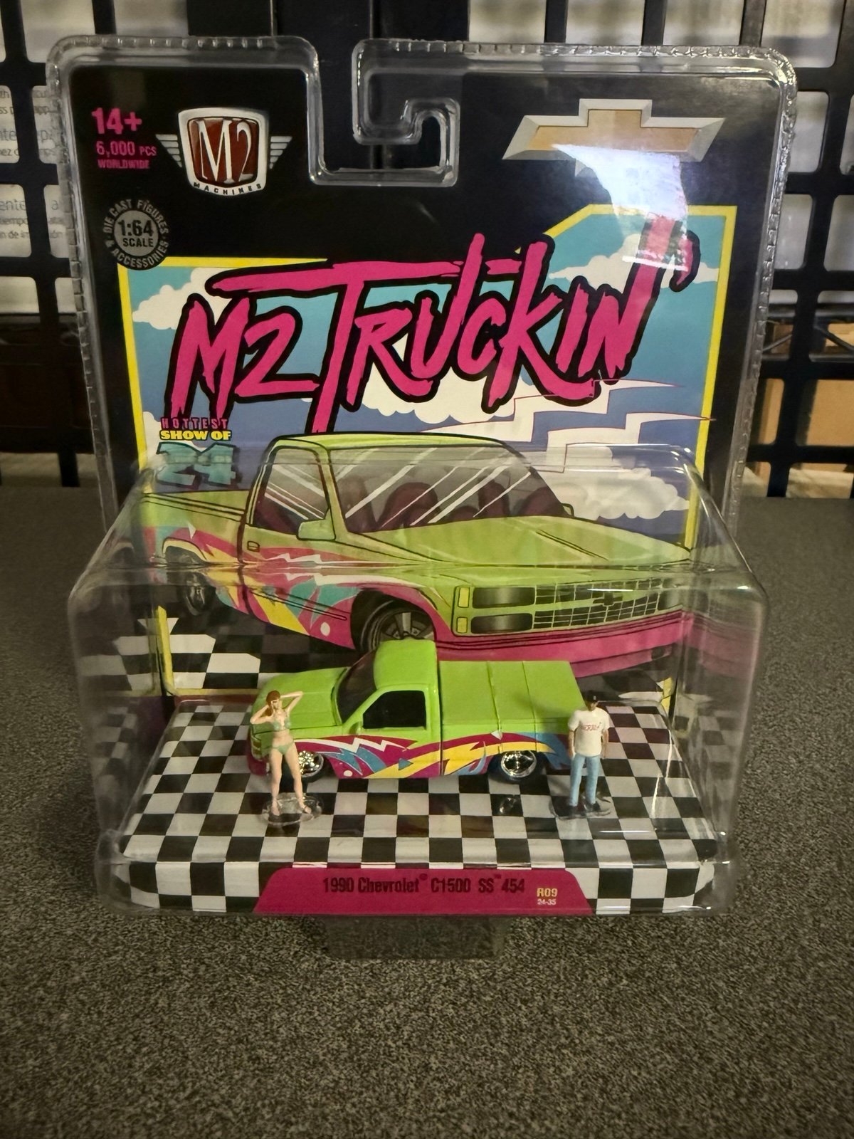 M2 Machines M2 Truckin 1990 Chevrolet C1500 SS 454 Diorama Square body