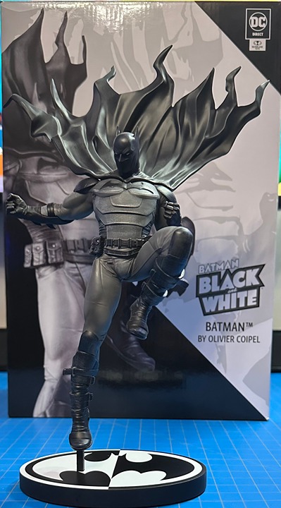 DC Direct Black & White - Batman by Oliver Coipel