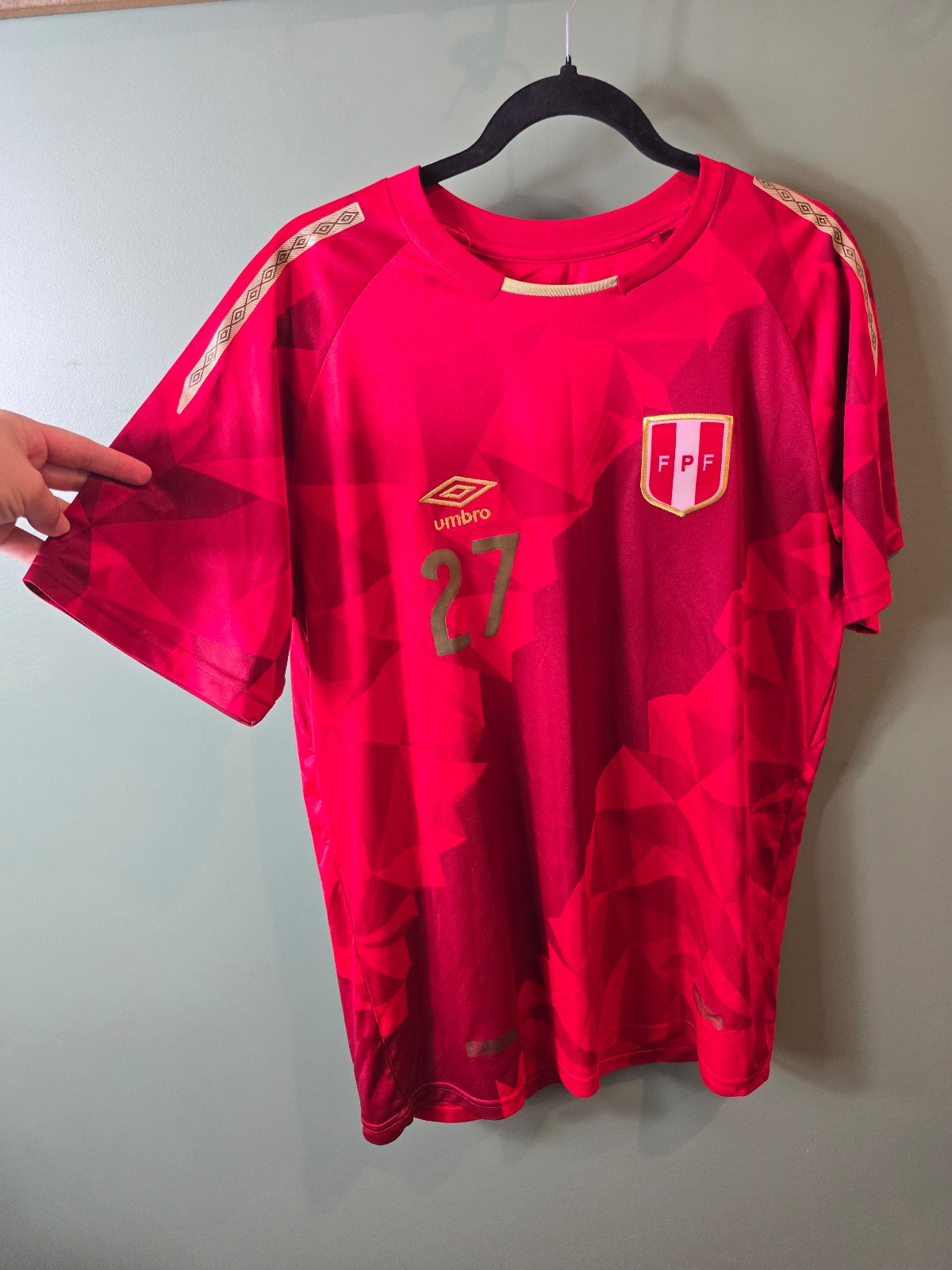 Umbro Men's Red Shirt XL sz
