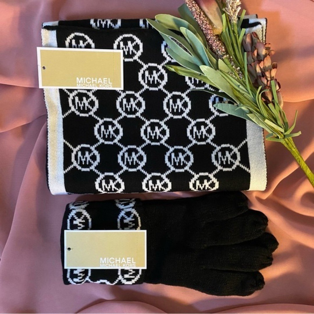 Michael Michael Kors New Jet Set Logo Knit Cuff Gloves & Scarf Black and White