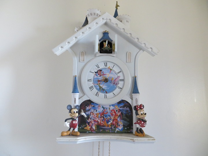 WALT DESNEY CINDRELA CASTLE WALL CLOCK LIMITED EDITION RARE DECORATIVE NOT WORK