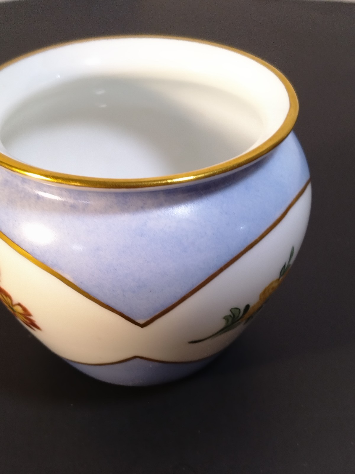 Vintage hand painted bowl signed 1926 it has 2233 stamped in bottom