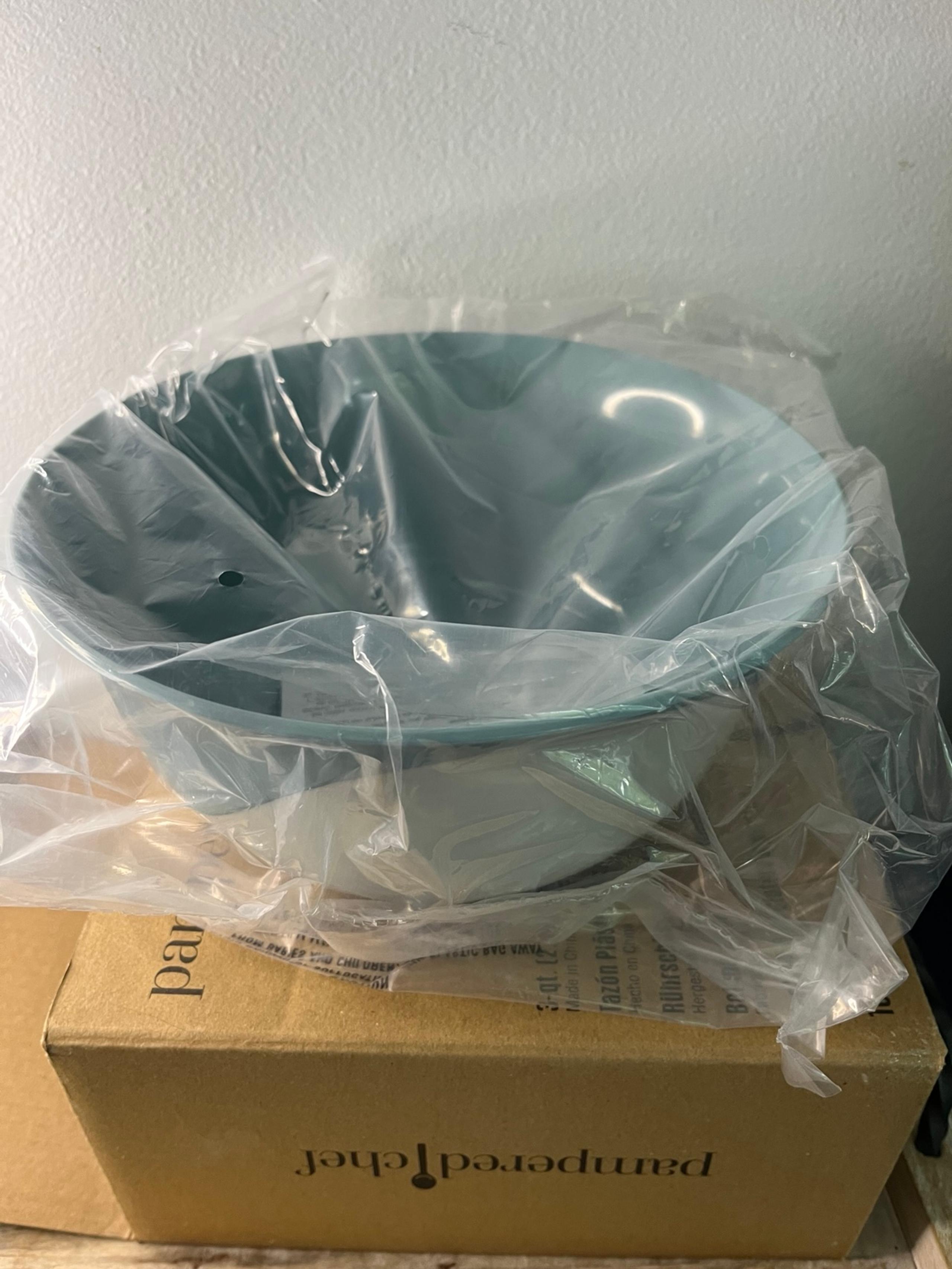 Pampered Chef 3 Qt. Medium Mixing Bowl w/ Non-Skid Bottom #100754 New