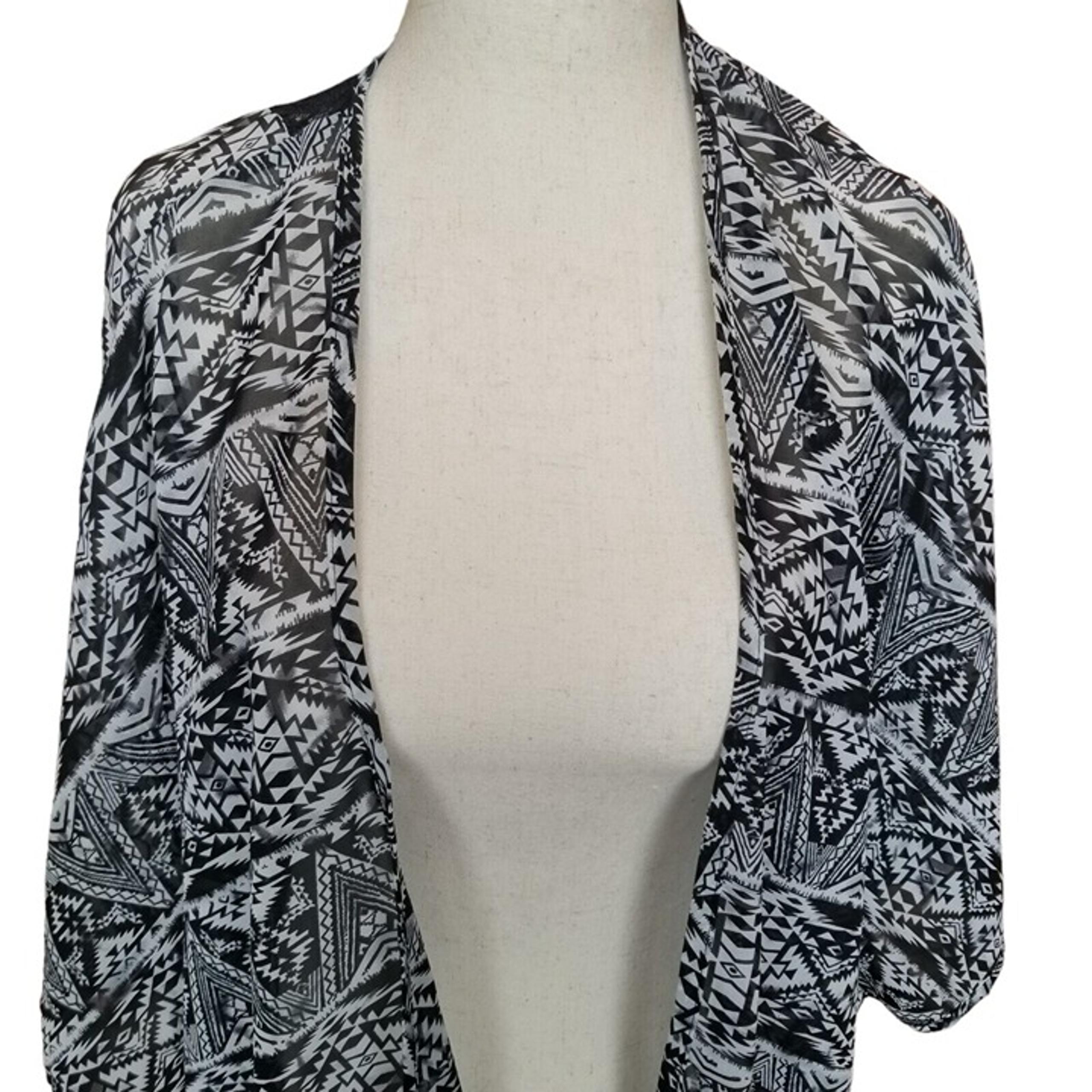 No boundaries Kimono Top Coverup Size M Womens Black White Tribal Open Front