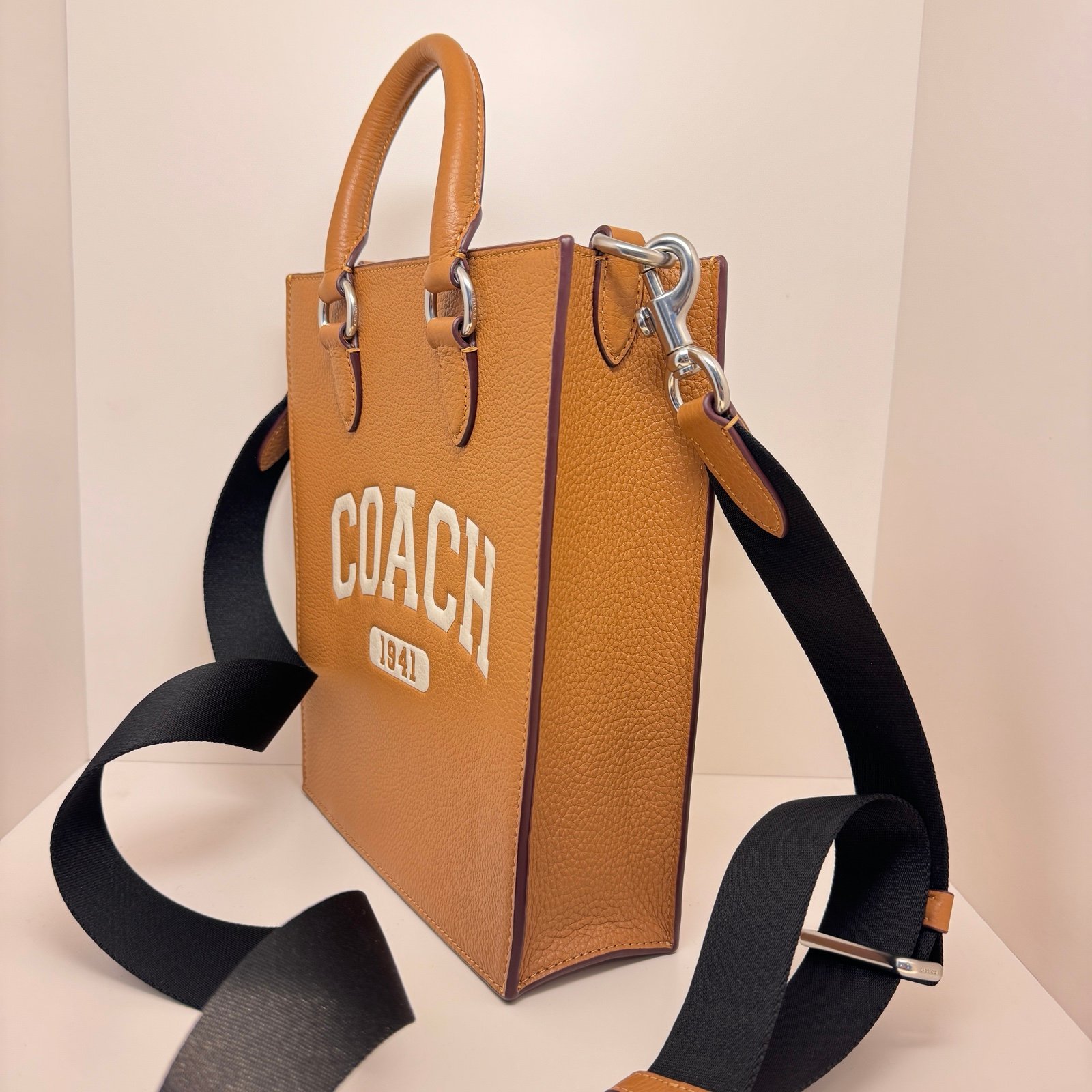 ショルダーバッグ Coach Dylan Tote With Varsity CR312 Coach Dylan Tote With Varsity | Brixton Baker