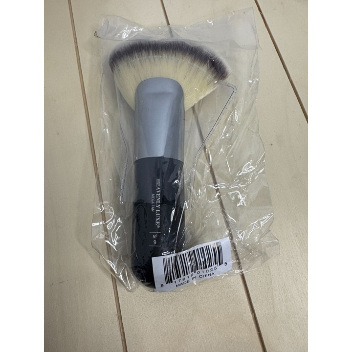 It Cosmetics Fan Bronzer Brush NIB