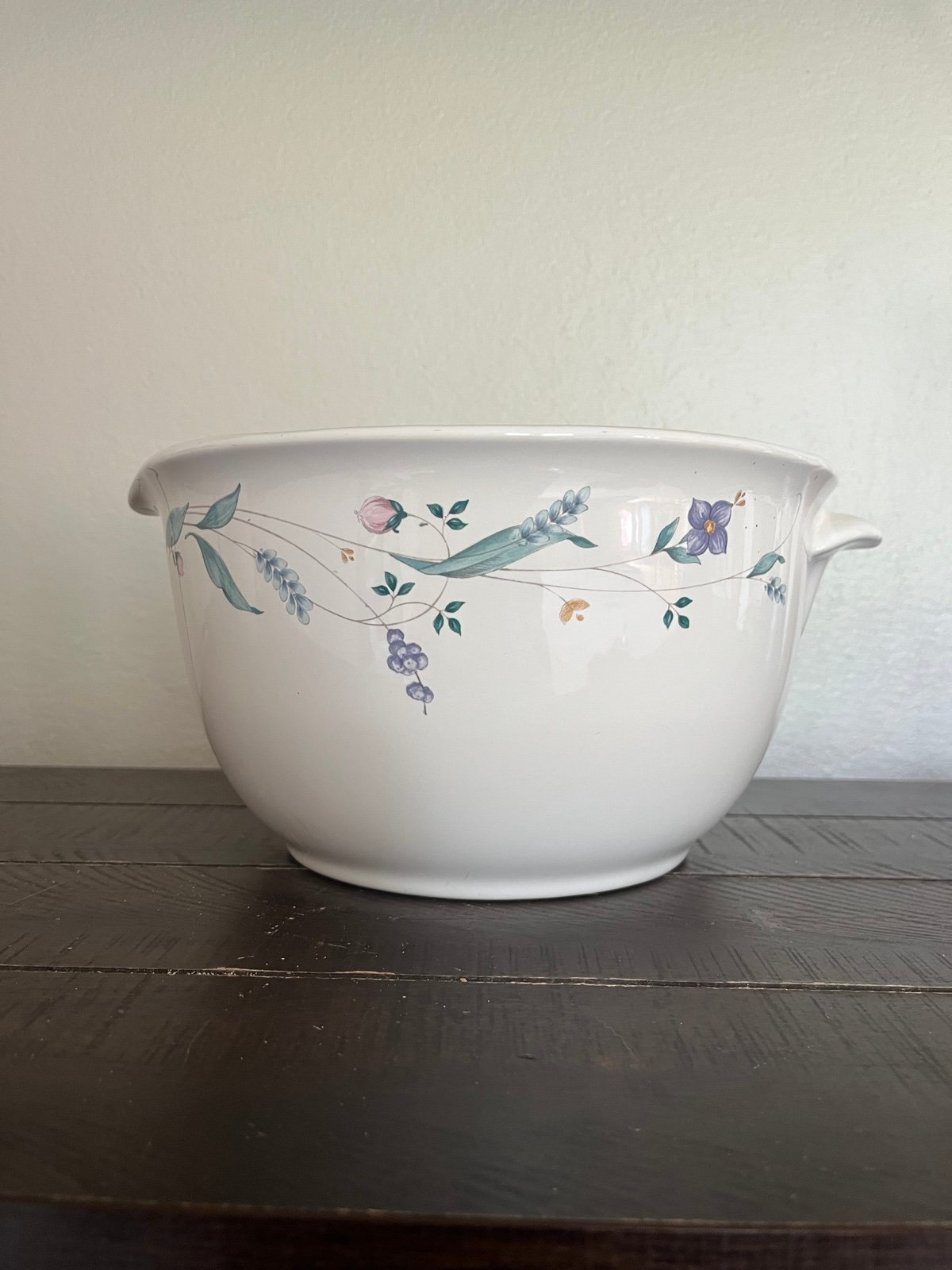 Pfaltzgraff April 10 Dough bowl with spout