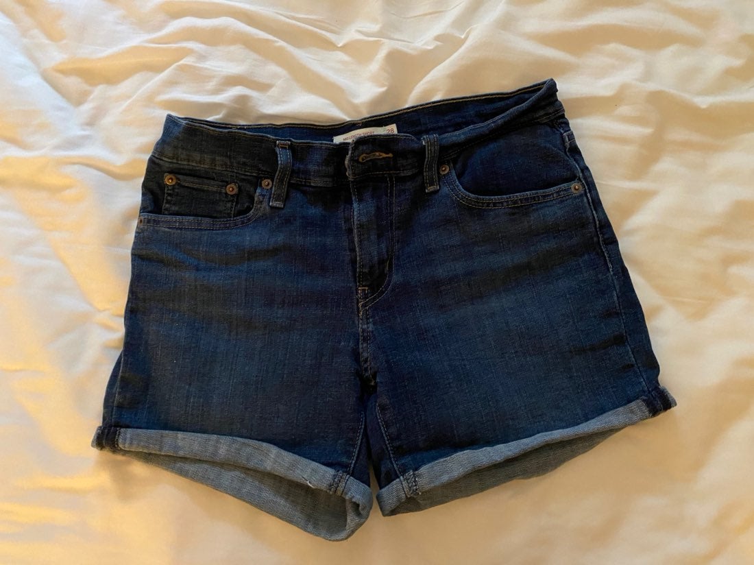 Levi's shorts size 28