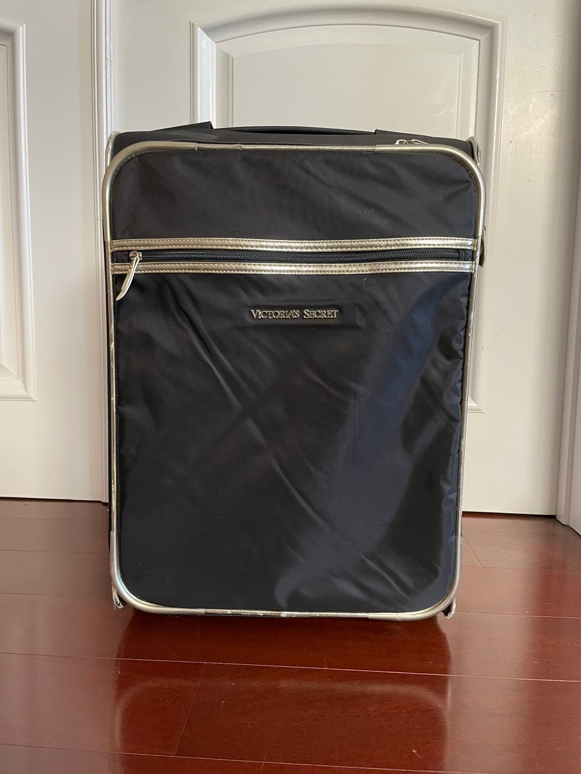VS Black/Gold Carry on Wheelie Luggage