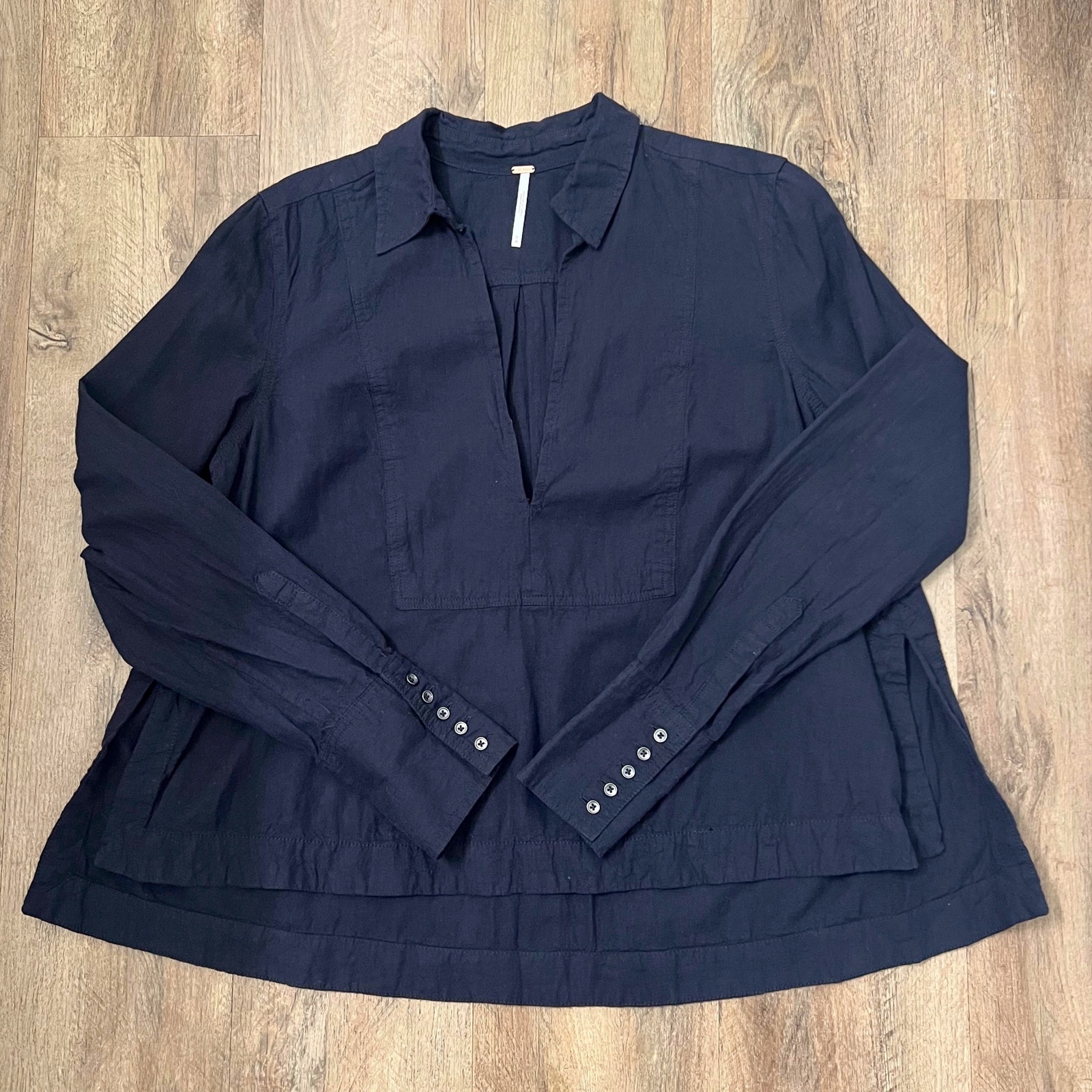 Free People Women's Navy Blue Deep V-Neck Linen Blend Collared Shirt Size Medium