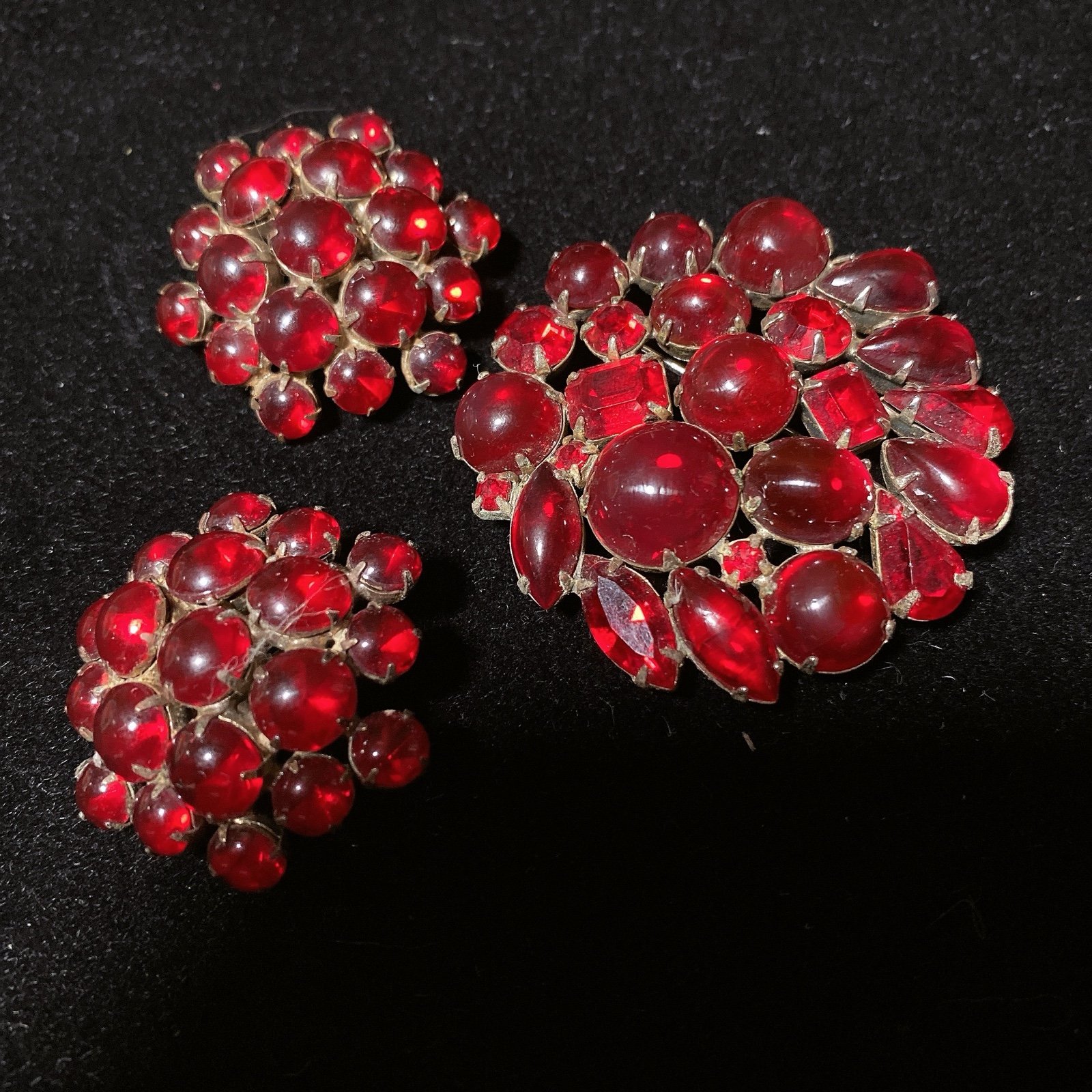 vintage unsigned weiss or kramer red glass brooch and clip on earrings set