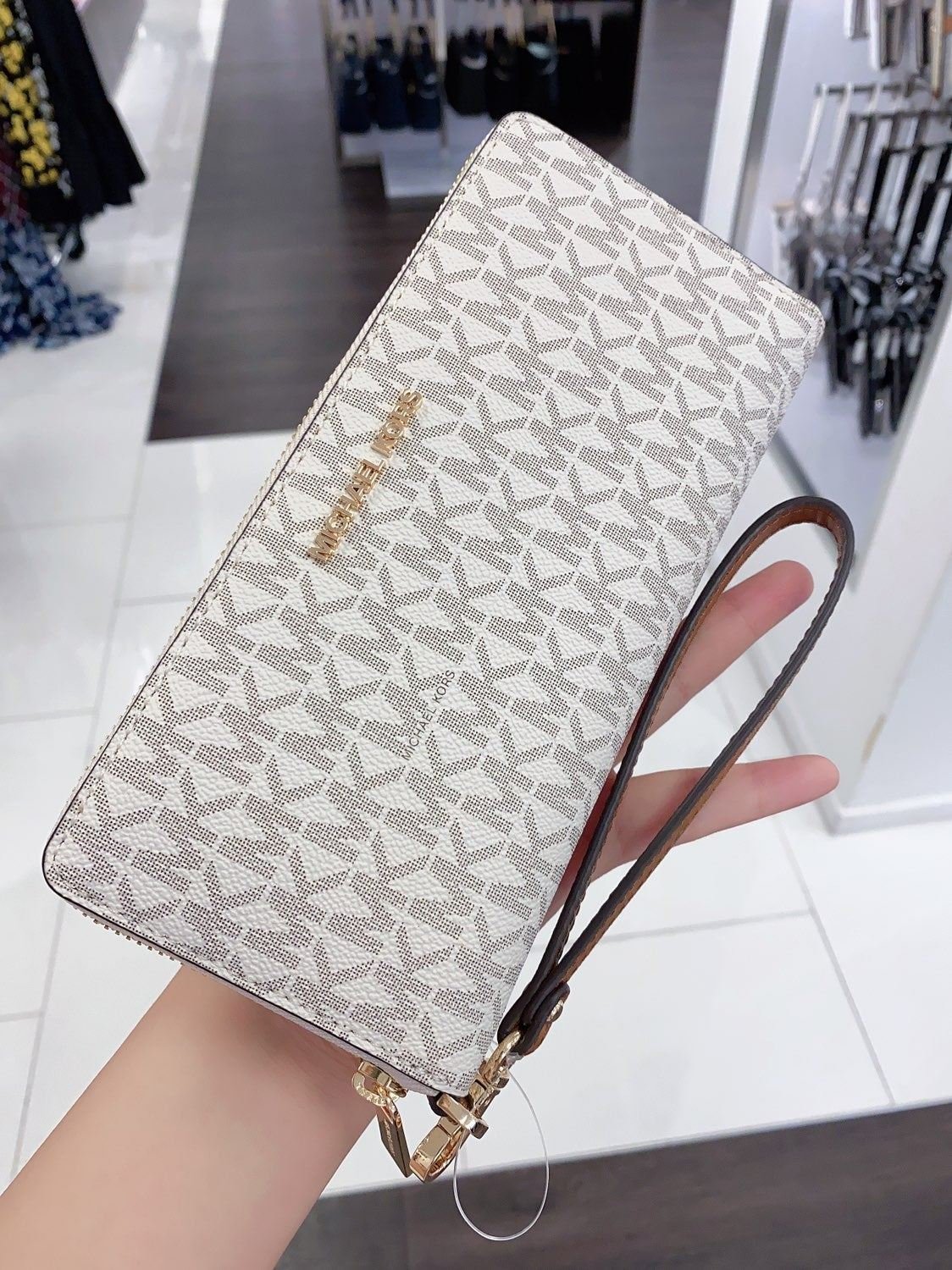 MK JST LG CONTINENTAL WRISTLET VANILLA
