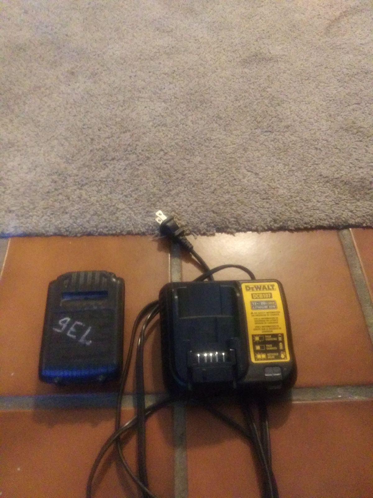 A DeWalt DCB107,12v/20vmax-lithium ion b