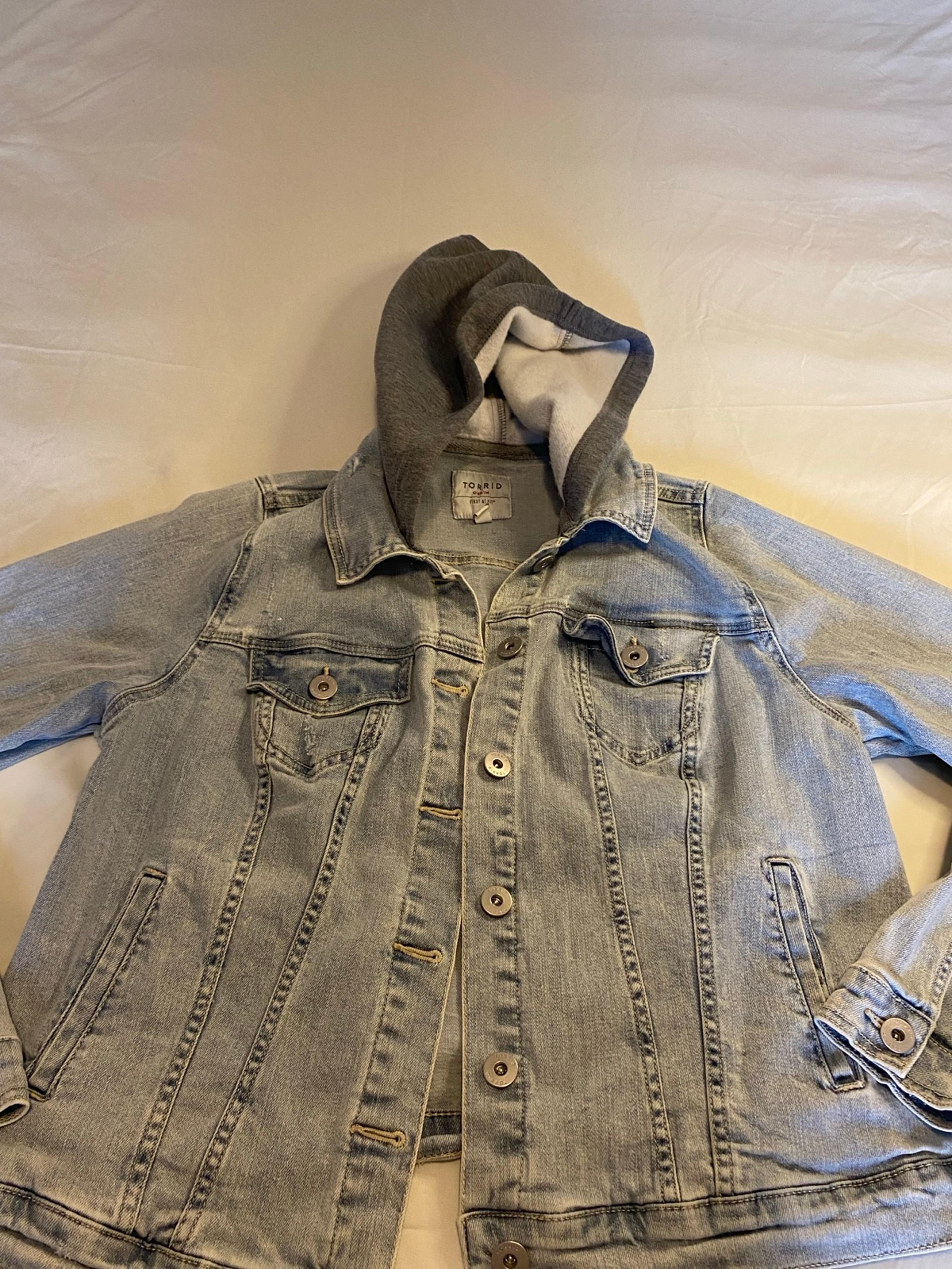 TORRID FIRST AT FIT Women’s Denim Cropped Jacket Size 1 Stretch with Gray Hood