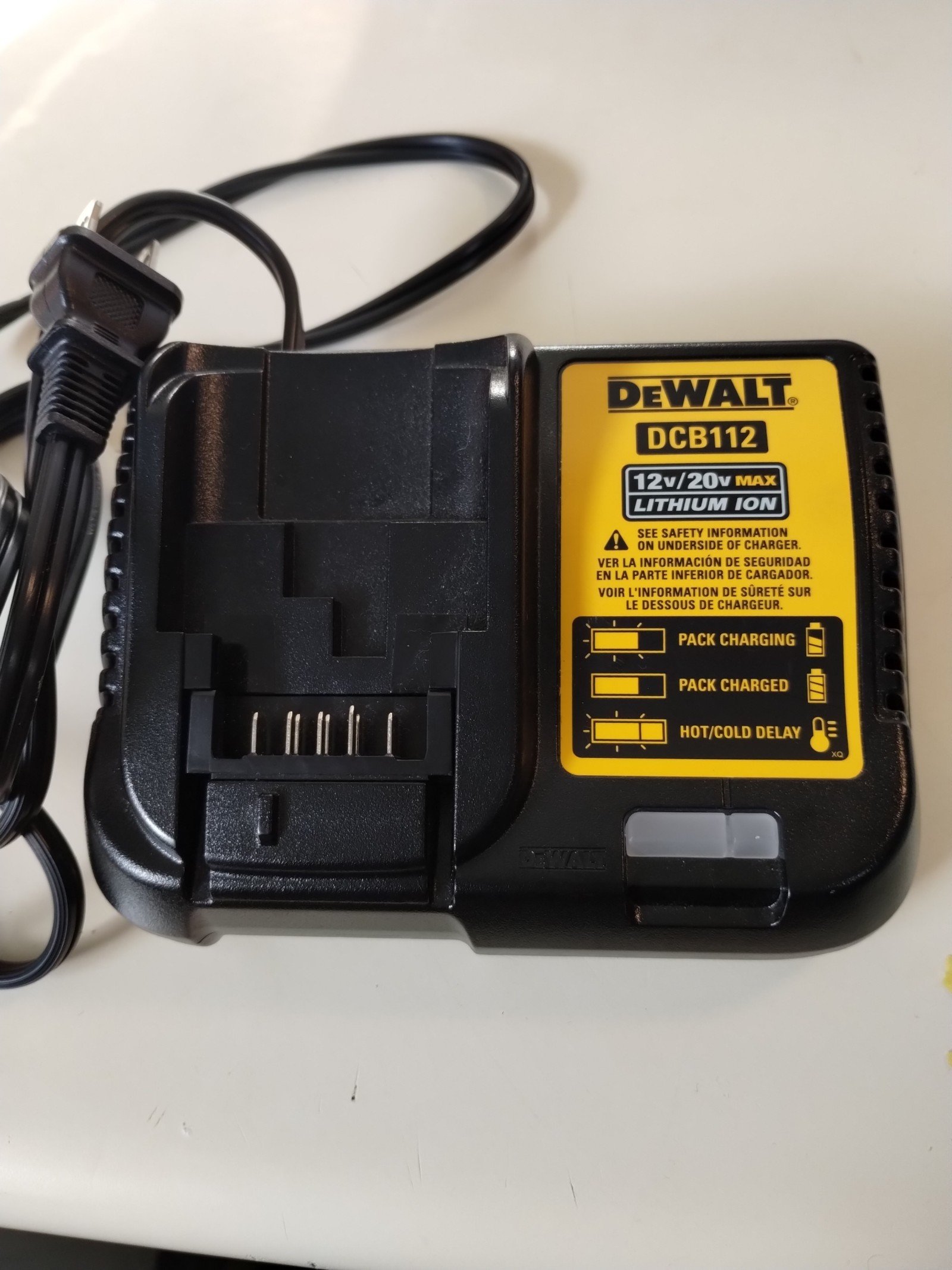 DeWALT DCB112 Charger 12v/20v MAX. Lithium Ion. Like new.