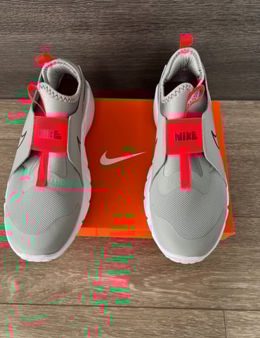 NEW Nike Flex Runner 2. Big boys size 7y. Smoke grey/ team red-white