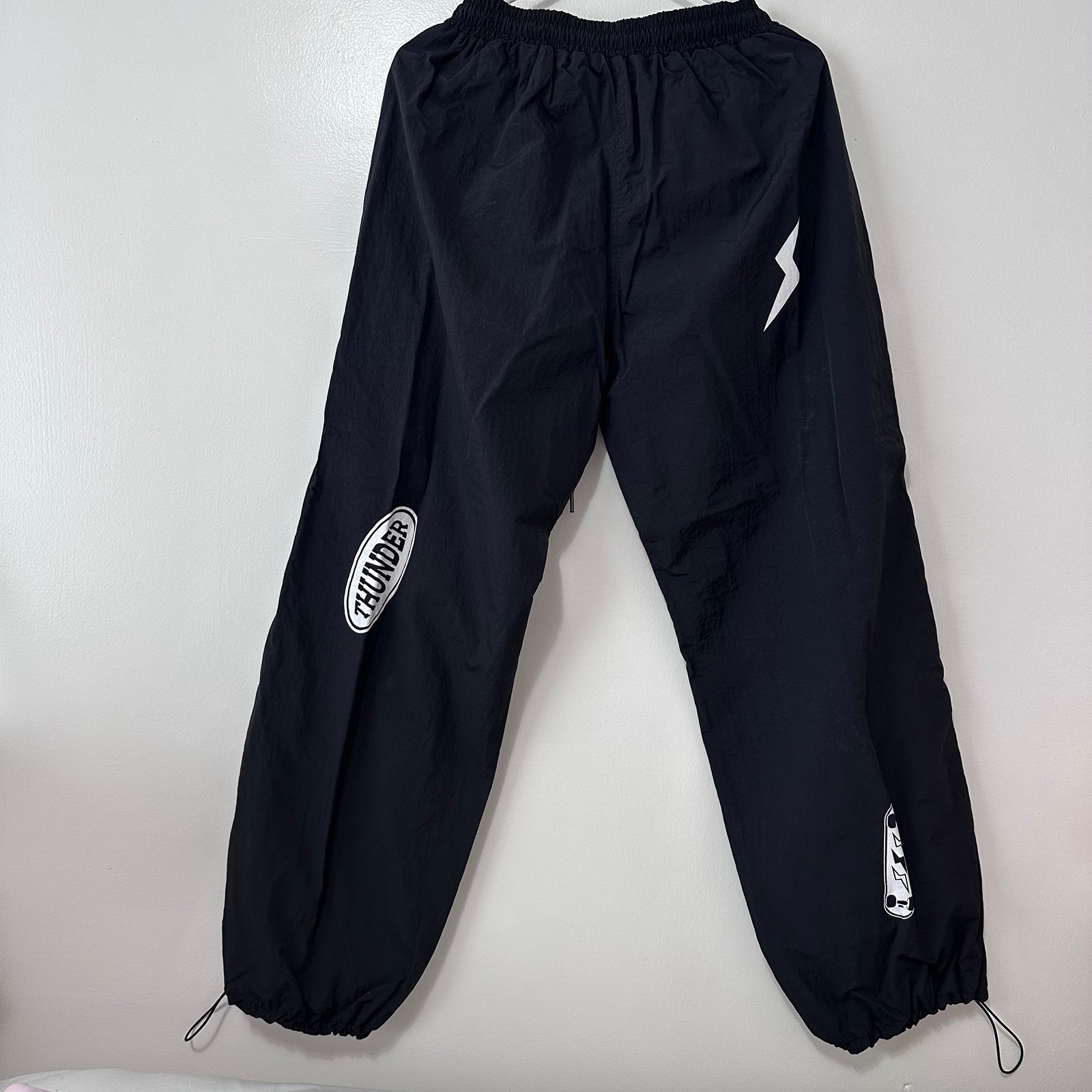 【人気急上昇】 and Windbreaker Merch Thunder ATEEZ Trackpants Windbreaker Set アイドル