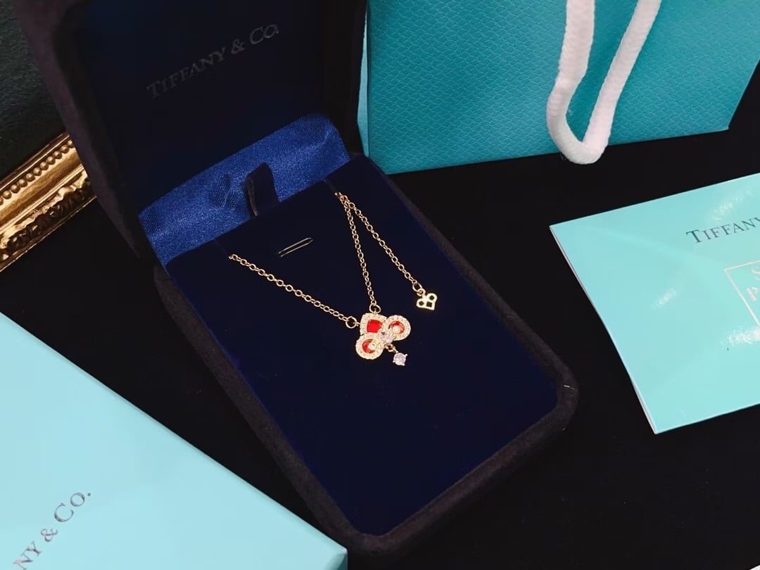 A simple necklace with red is very different