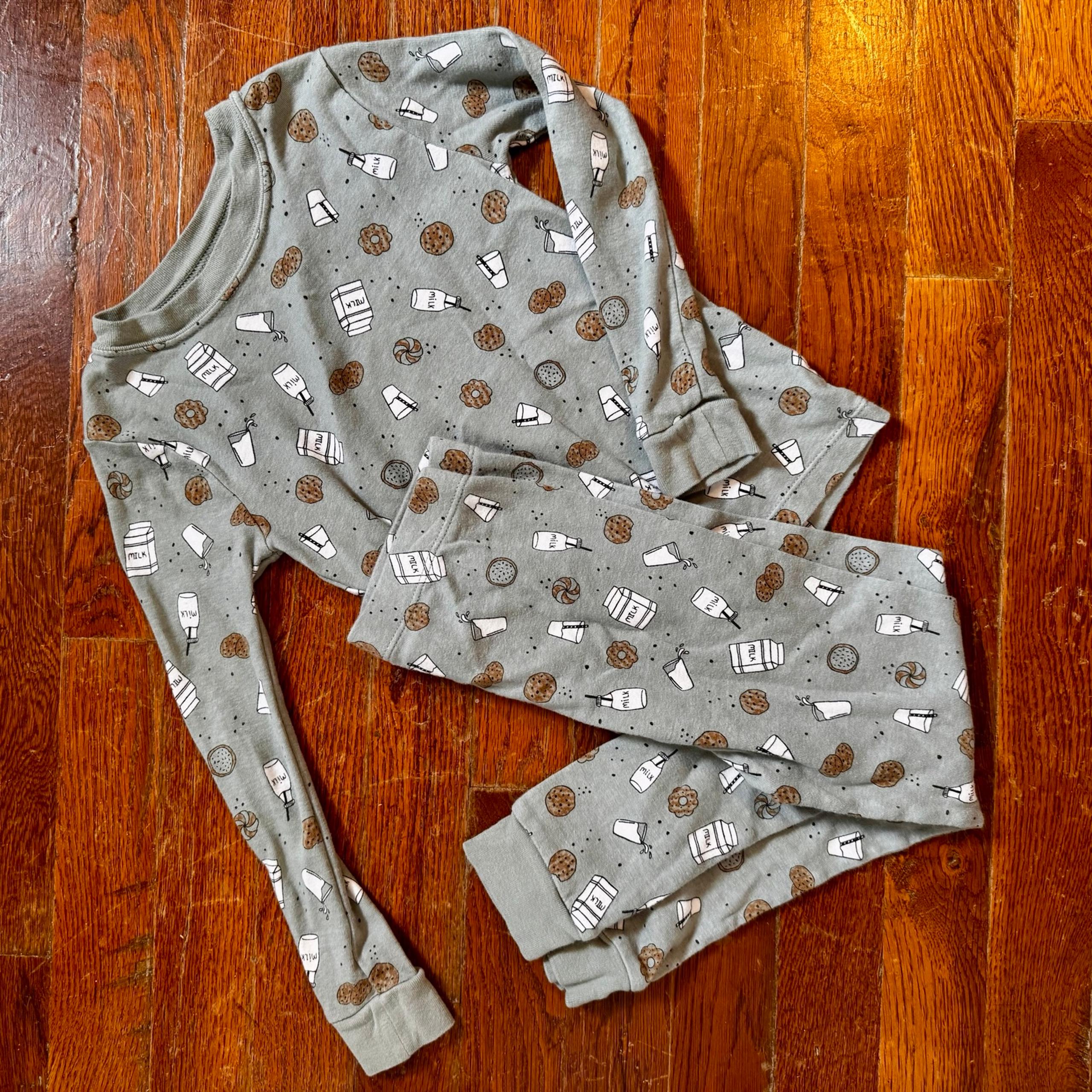 Kid Pajamas 2-Piece Set Size 5T Milk & Cookies Print Boys Girls Unisex Sleepwear