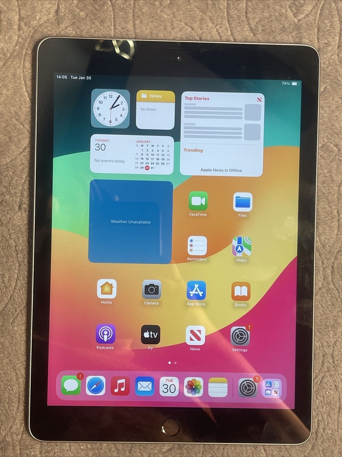 Apple iPad 6th Gen 32GB Space Gray 9.7 A1893 MR7F2LL/A WiFi Only Good