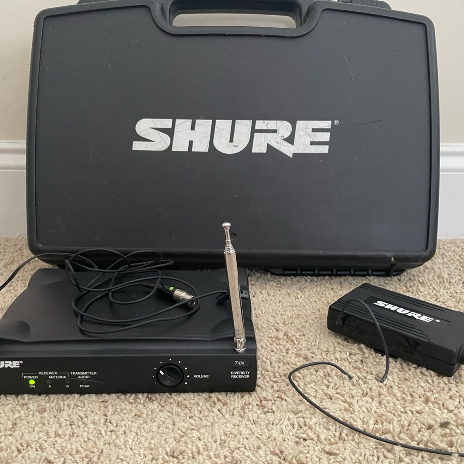 Shure T4N Diversity Microphone Receiver and T1-W Transmitter w/ Power and Case