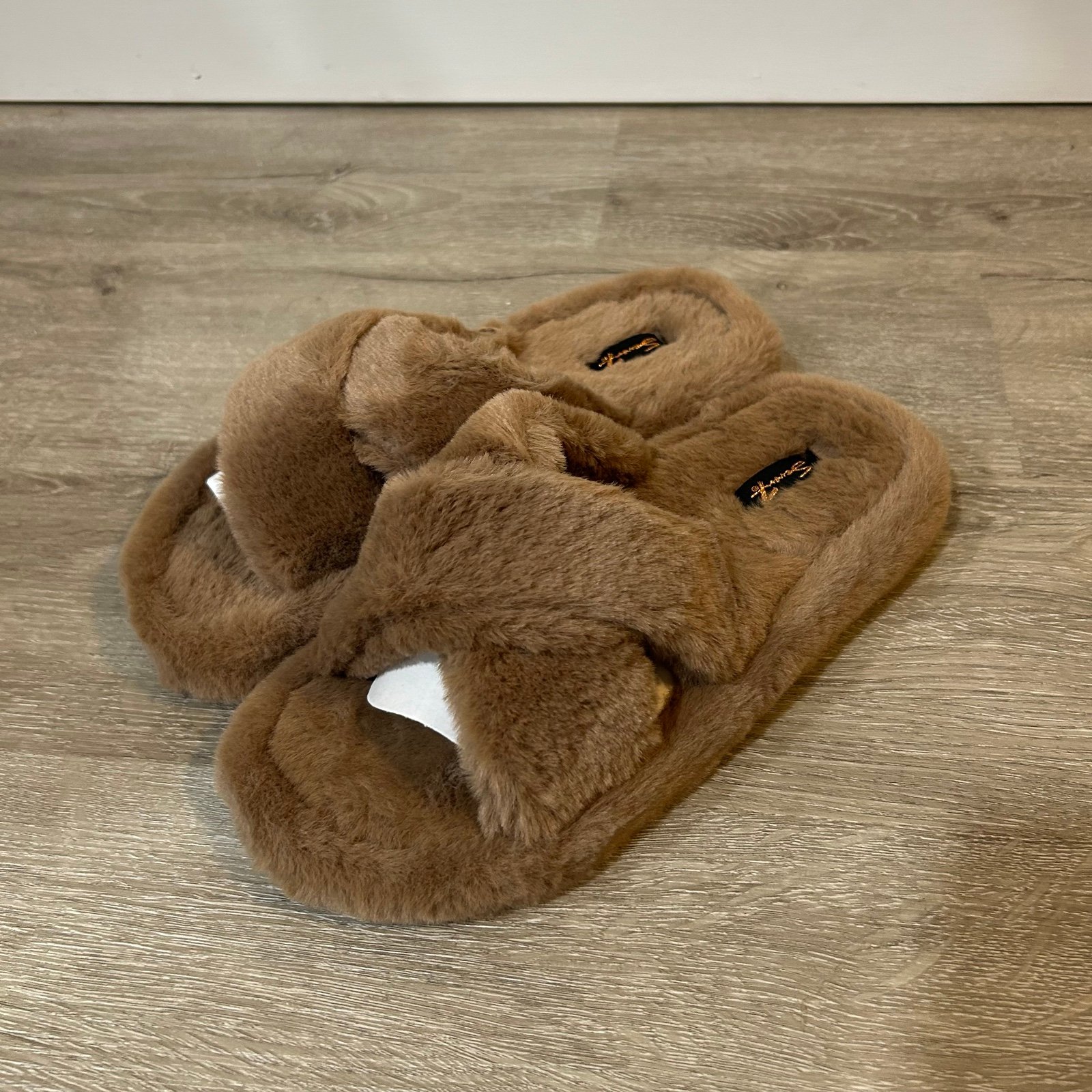 NIB Seven7 Tan Beige Brown Kiki Fuzzy Soft Slipper Lounge Sandals Women’s Size 8