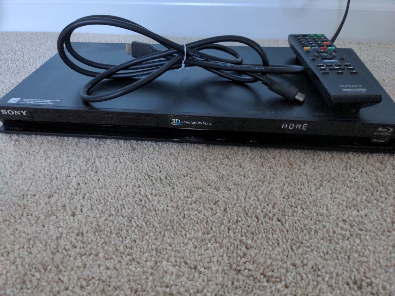 Blu Ray player sony model bdp-s470 Blu Ray .. Blu Ray 3 D world created by sony.