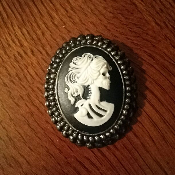 Skull Cameo Pin