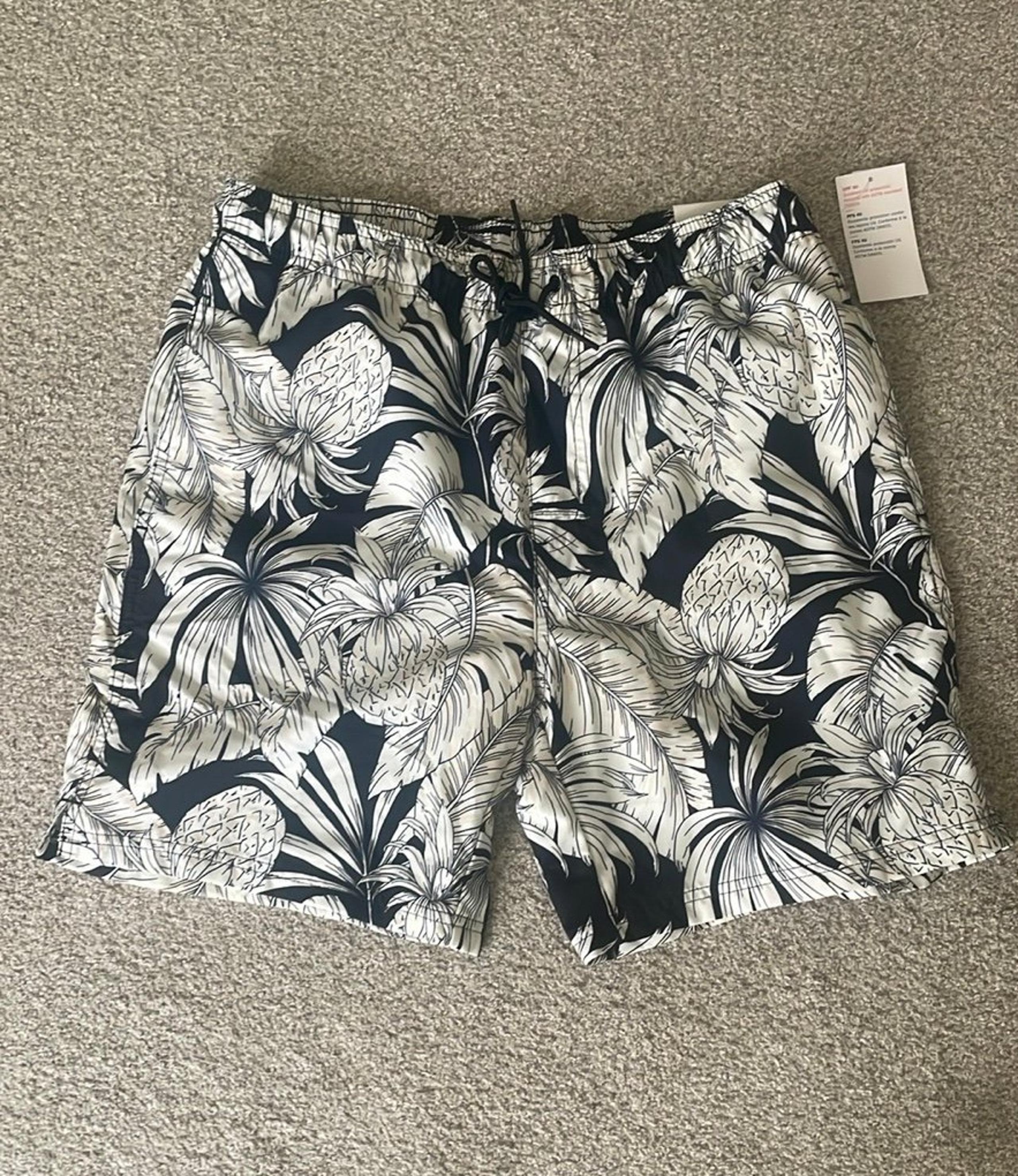 NWT Men’s Old Navy Pineapple Leaf Pattern Swim Shorts Black and White SZ M