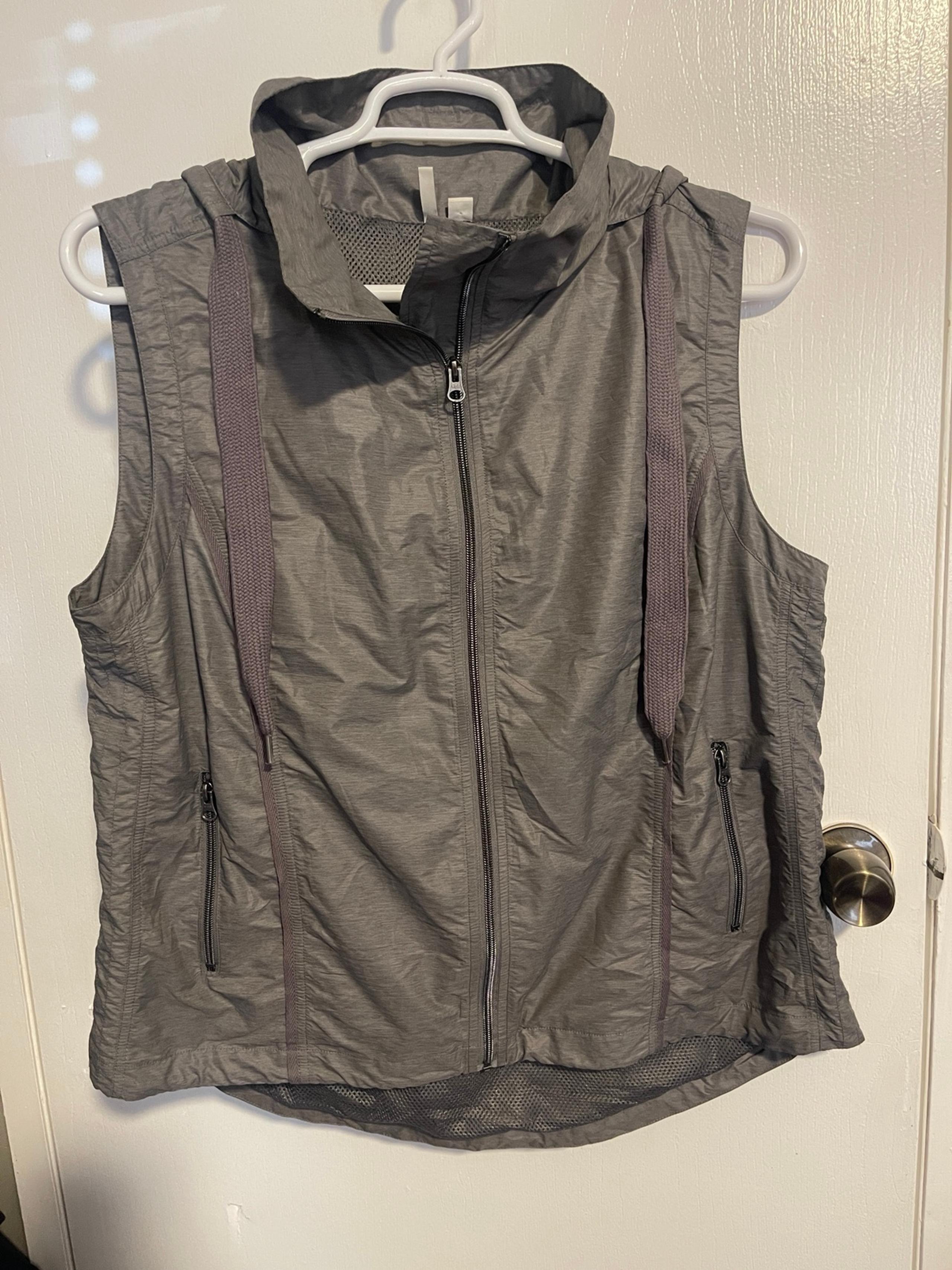 Cato Womens Zipper Shirt Sleeveless Vest w/hood Size 18/20 Gray