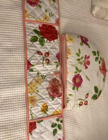 Double pocket oven mit and matching tea cosy