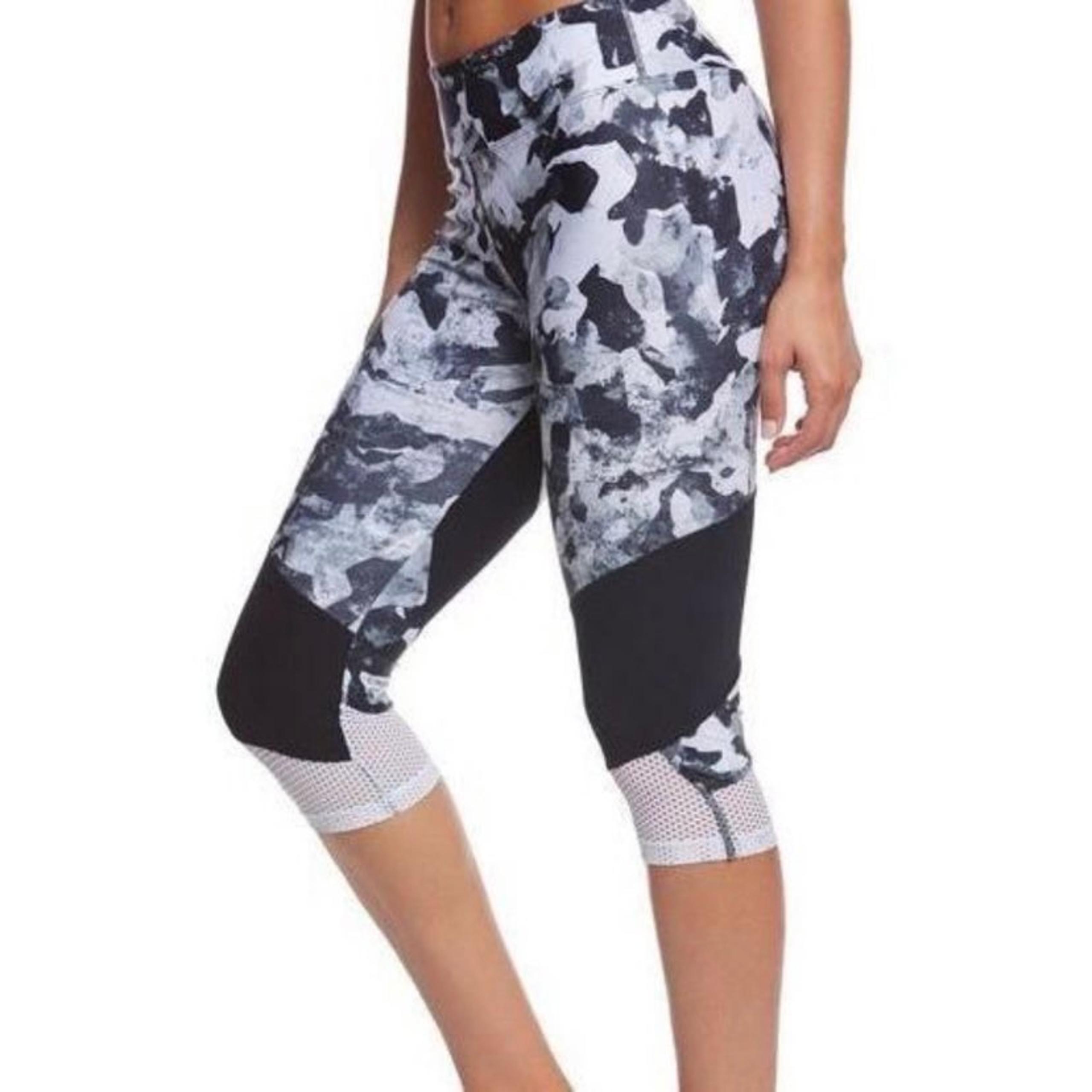 NWT Marika Camo Yoga Capris Legging SZ L