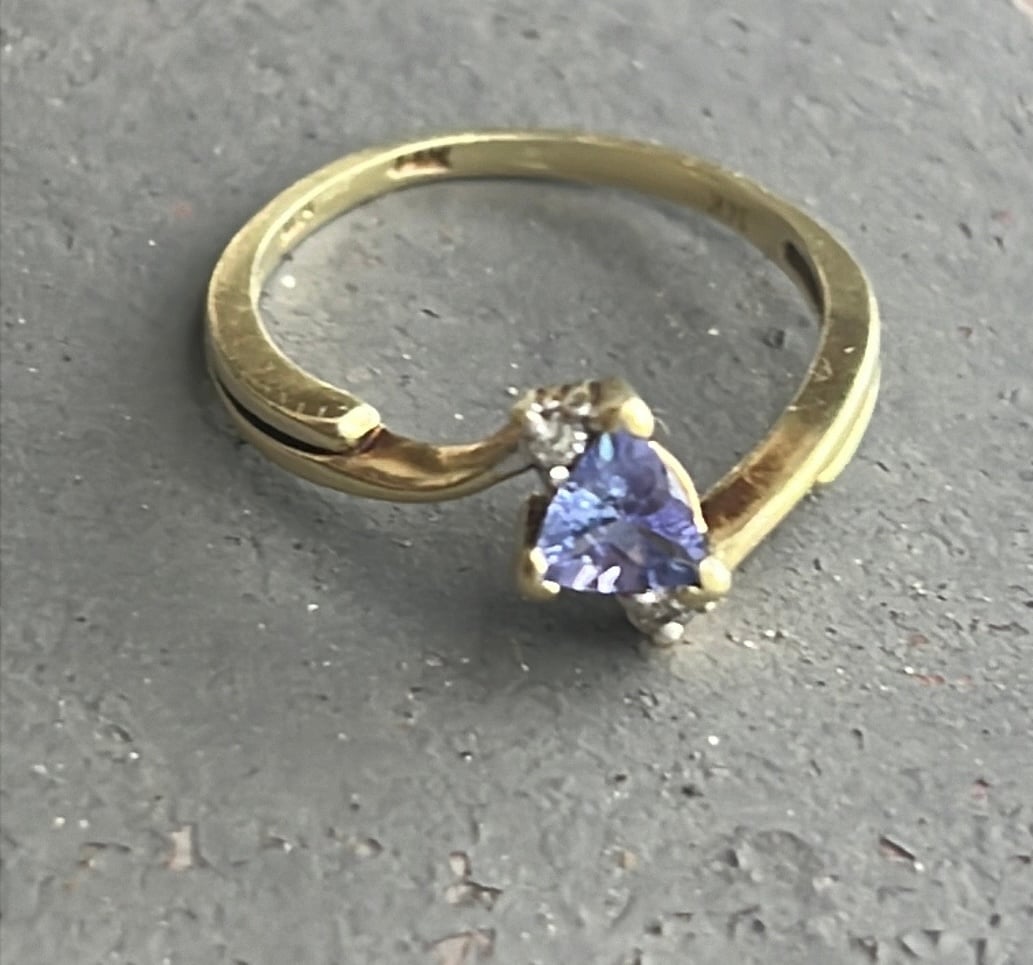 Vintage triangular tanzanite solid 14k gold ring