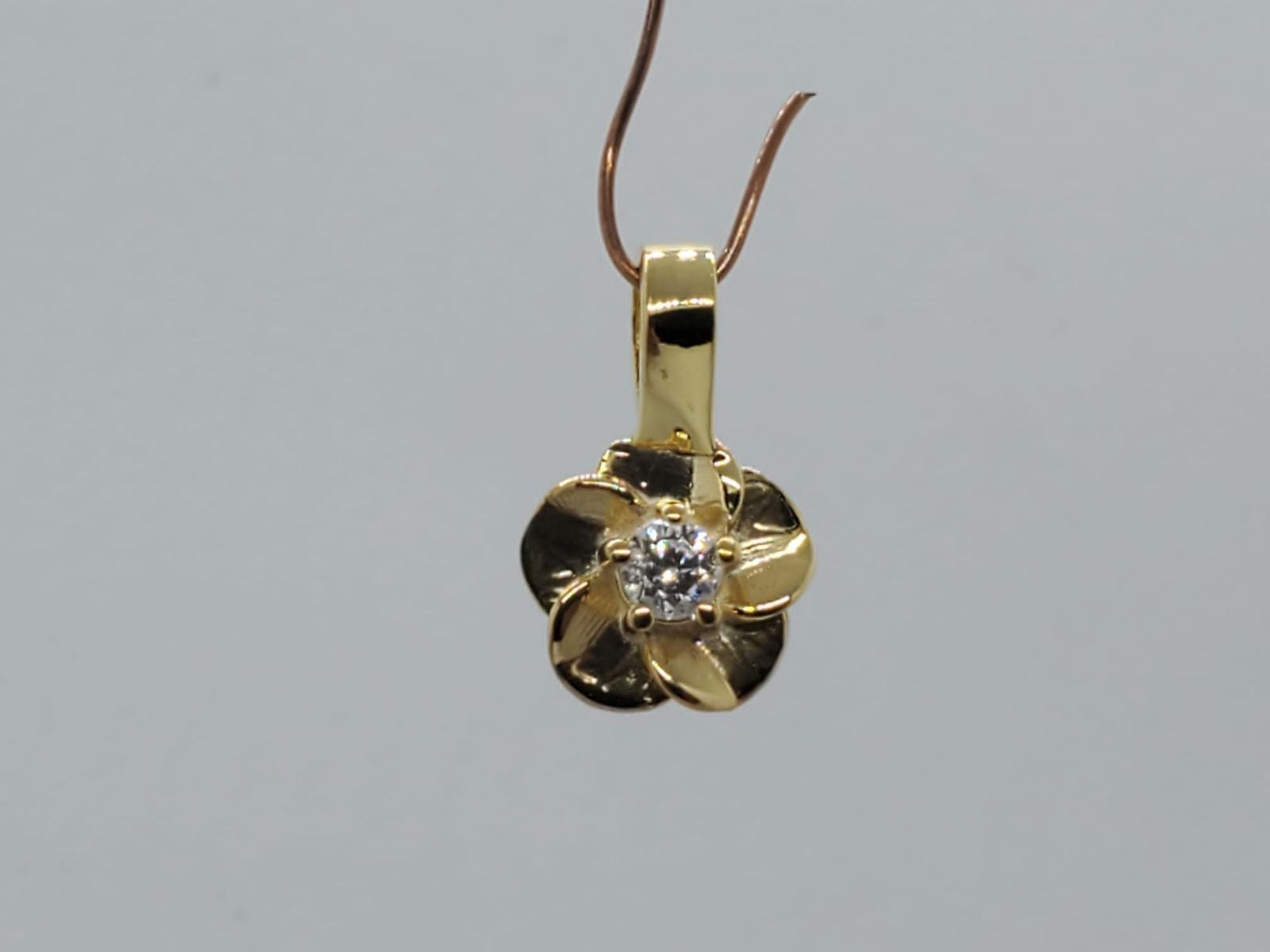 14k gold pendant with 0.13CT diamond