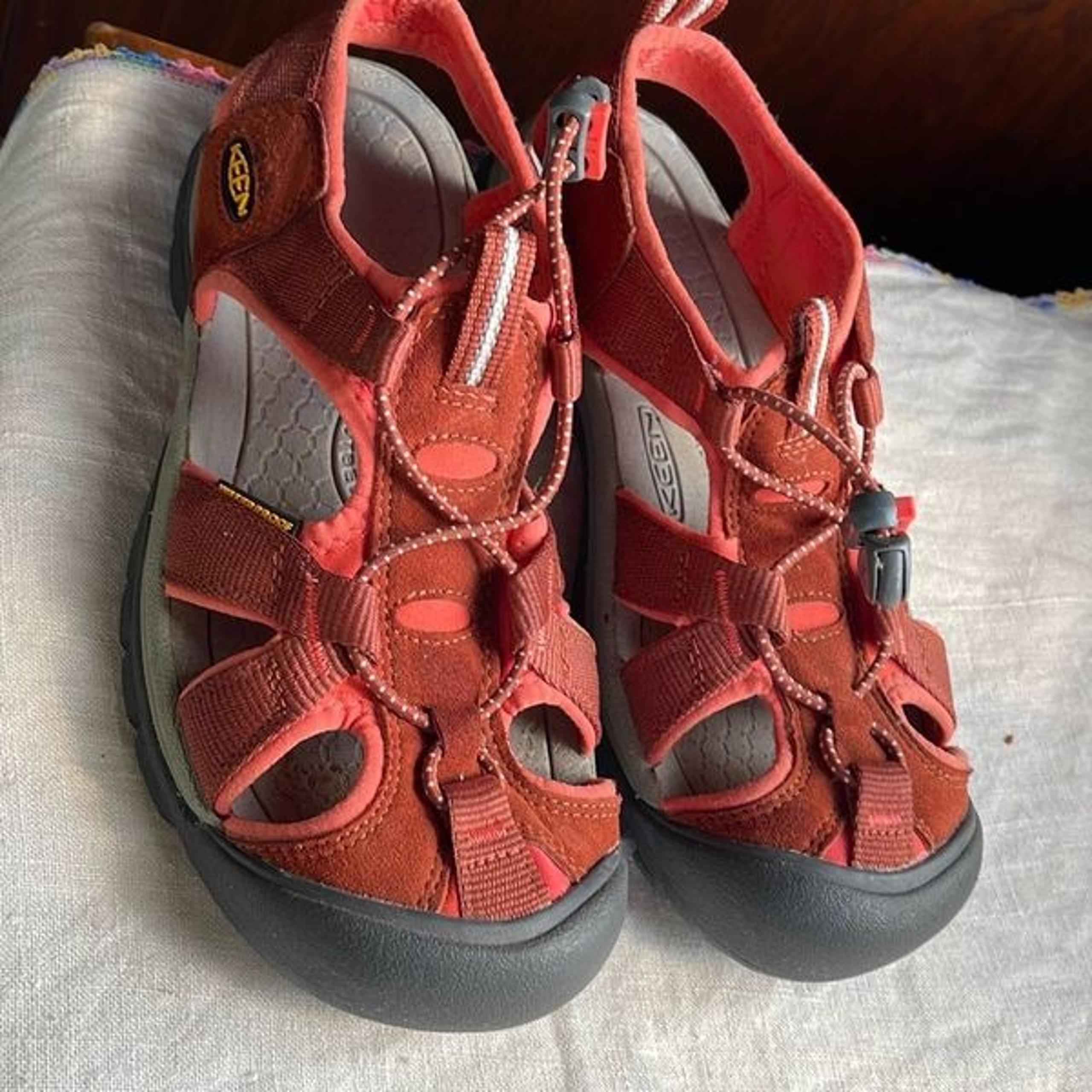 KEEN Venice H2O size 7 hiking camping canoeing sandals.