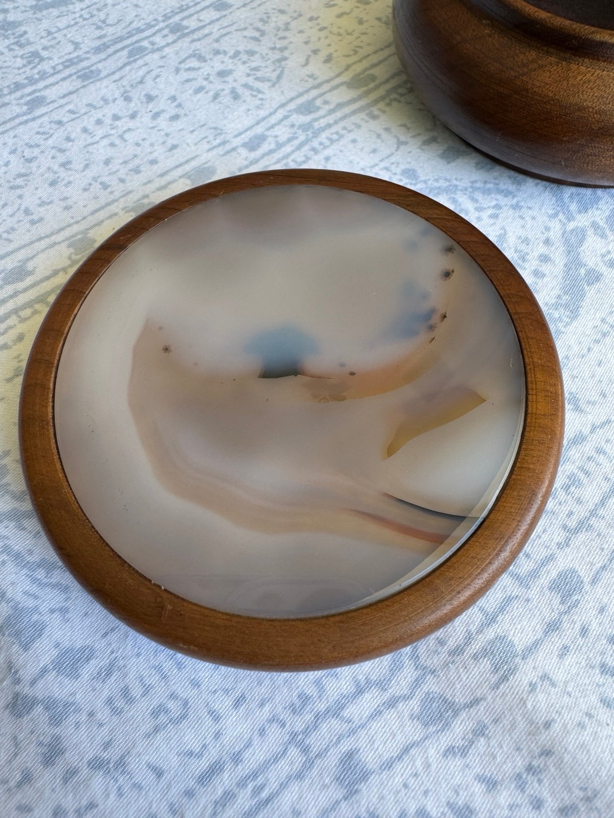 VINTAGE BRAZILIAN CIRCULAR WOODEN BOX WITH AGATE SLICE INSERT