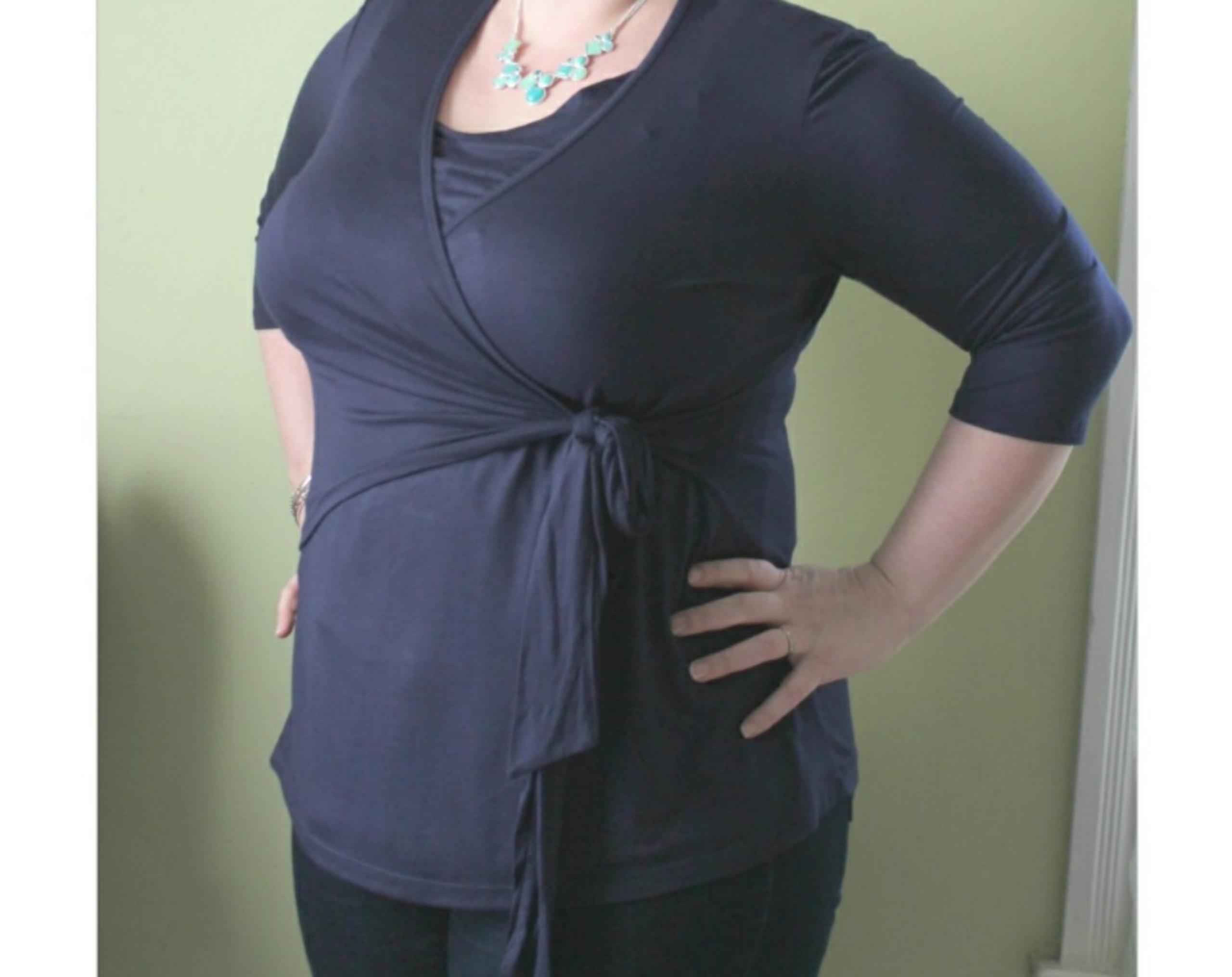 Motherhood Maternity navy blue wrap blouse
Sz medium Excellent condition