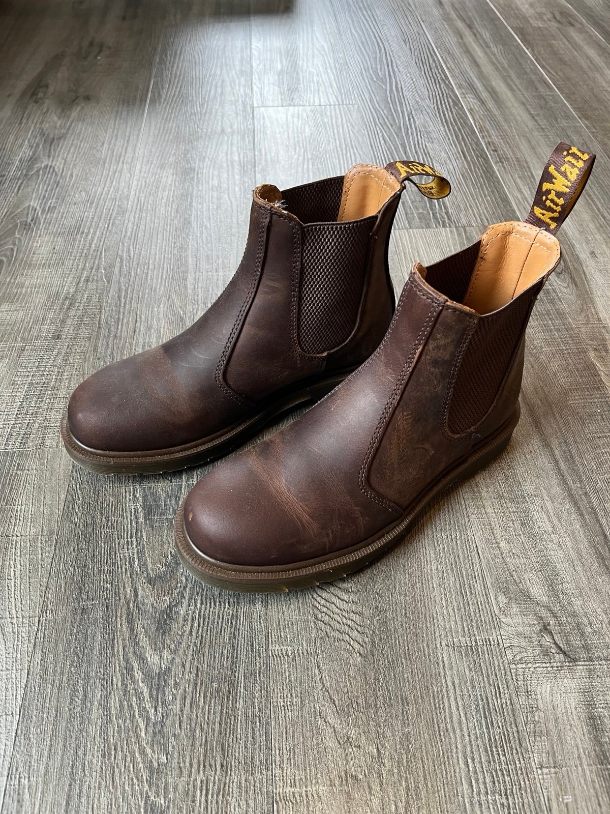 Dr. Martens 2976 Crazy Horse Leather Chelsea Boots (size: women’s 8, men’s 7)
