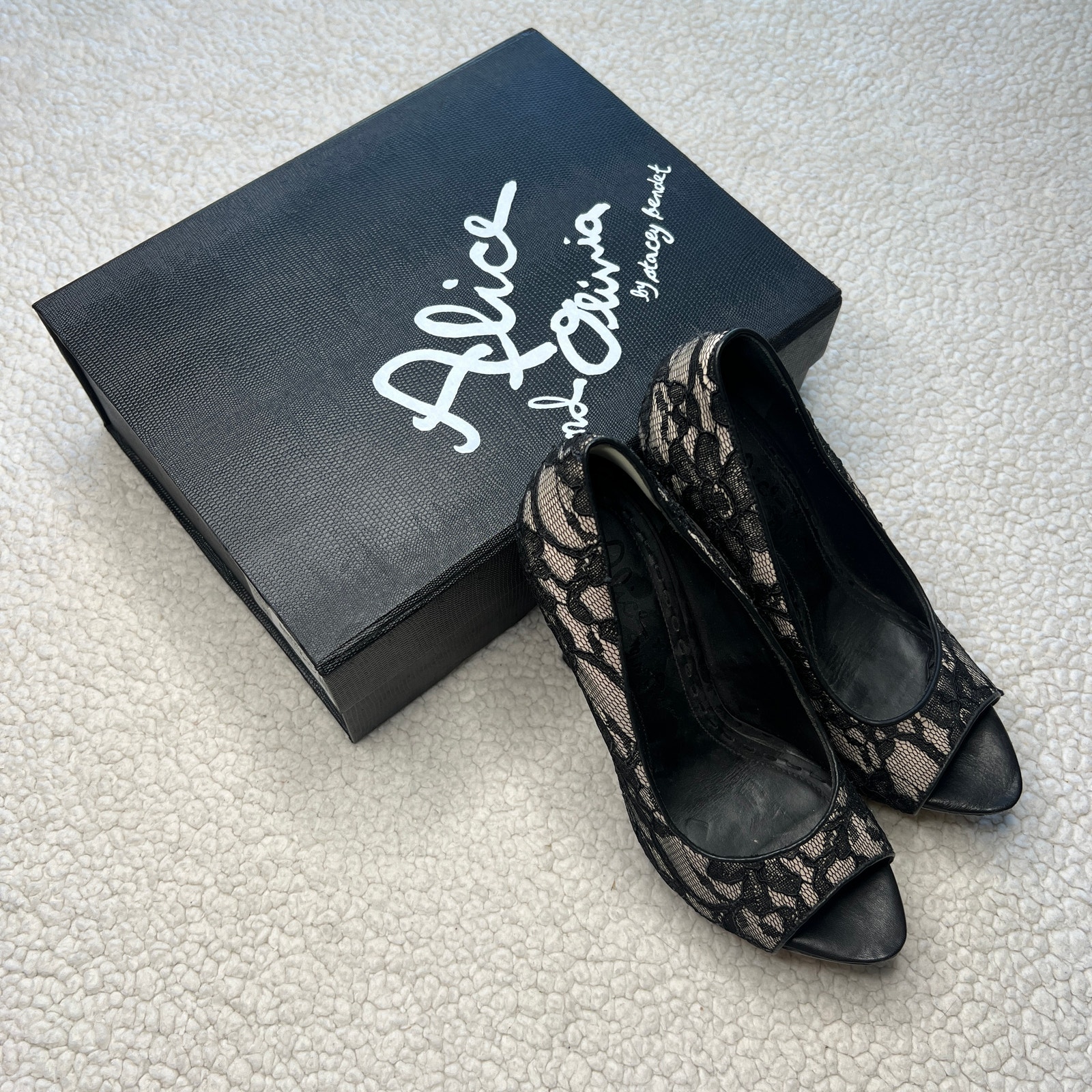 Alice + Olivia Nora Black Lace Platform Heels w Box Size 39 (9)