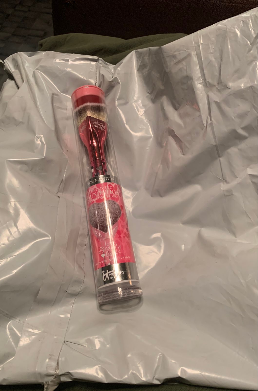 It Cosmetics 2019 Heart Brush Love is the Foundation Brush