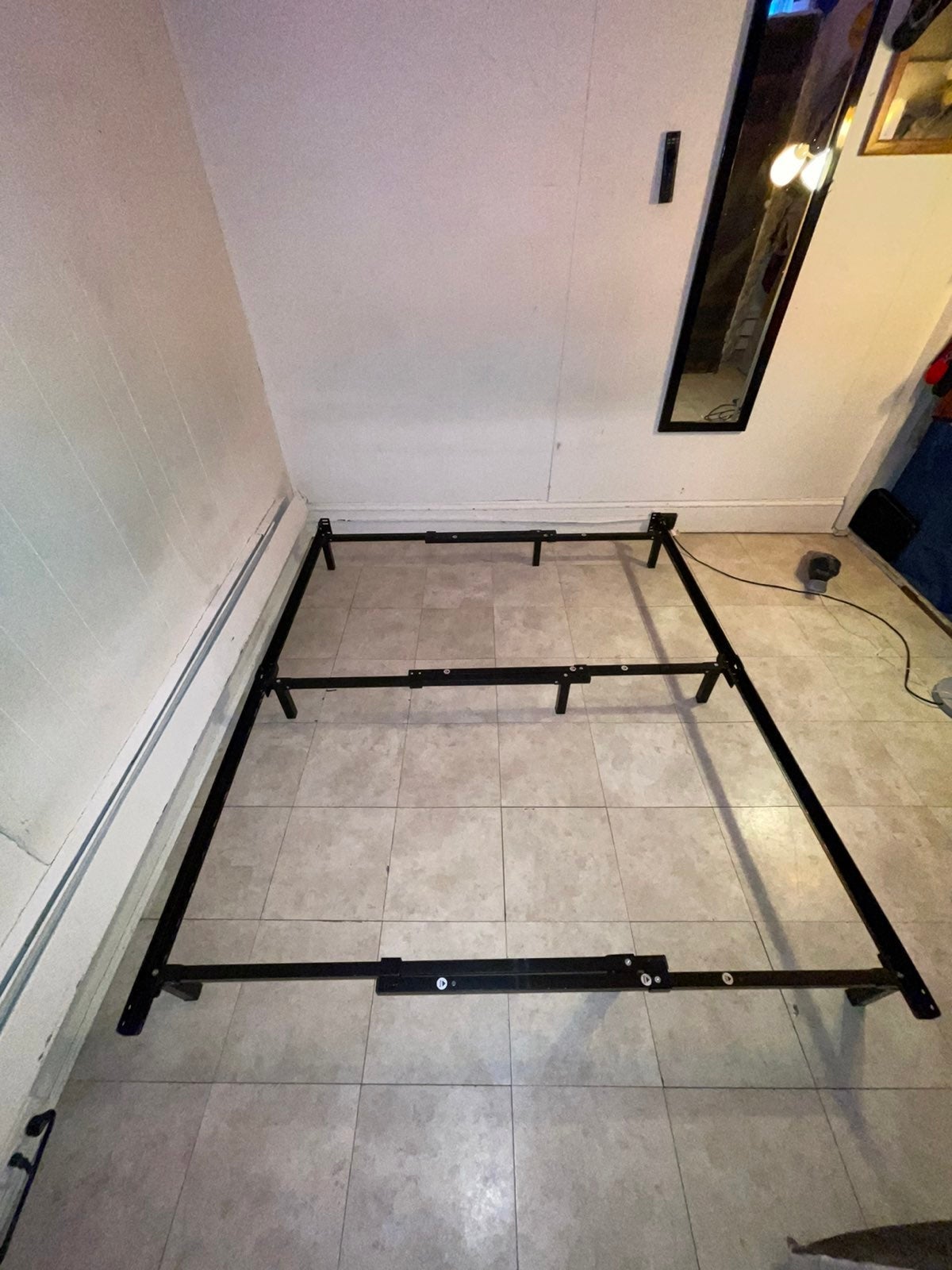 ZINUS Compack Metal Adjustable Bed Frame / 7 Inch Support Bed Frame for Box Spri