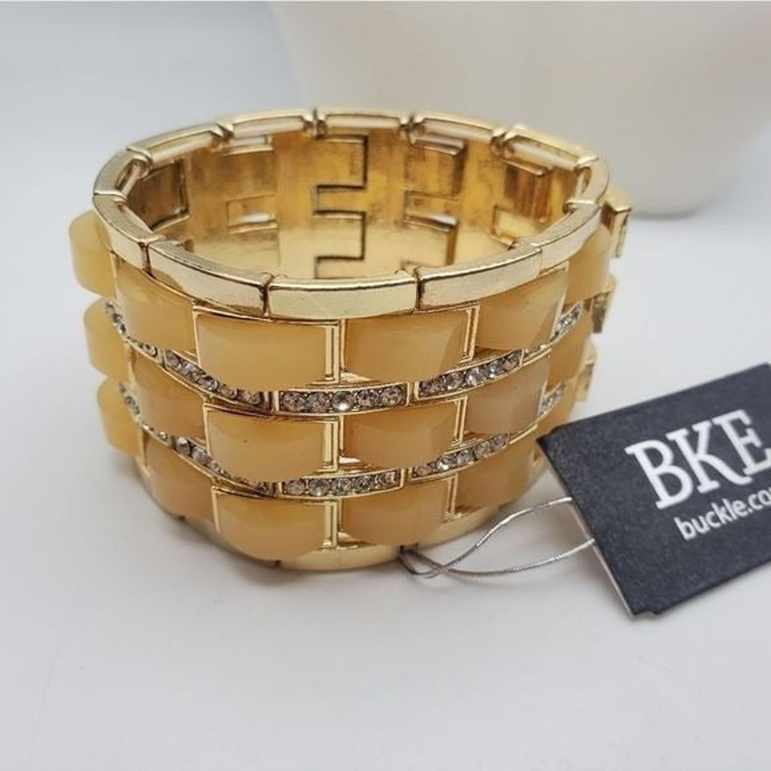 Buckle nwt Peaches and crystals bracelet