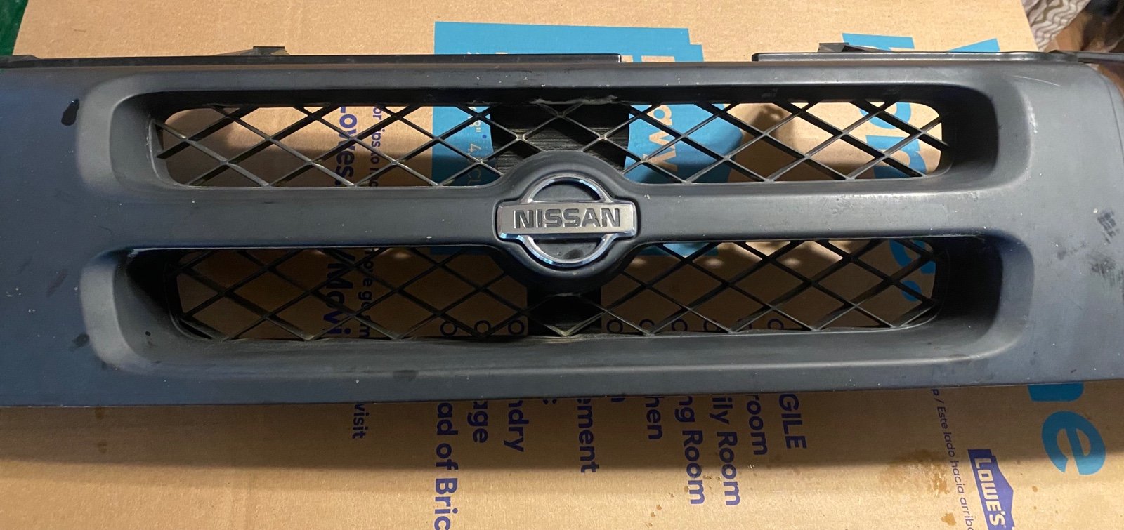 2000-2001 Nissan Xterra Grille & Emblem
