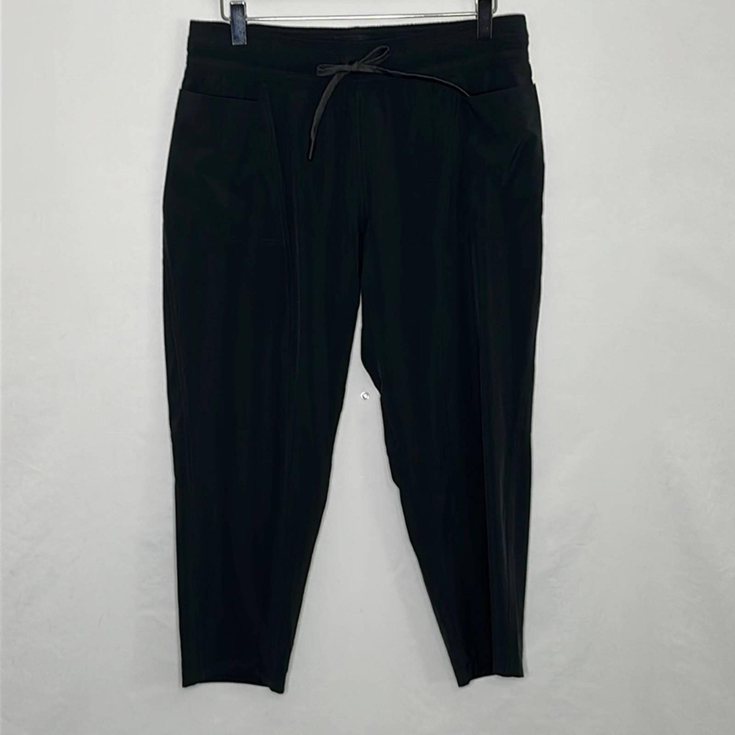 Prana Cropped Capri Workout/Activewear Pants in Black - Size Medium