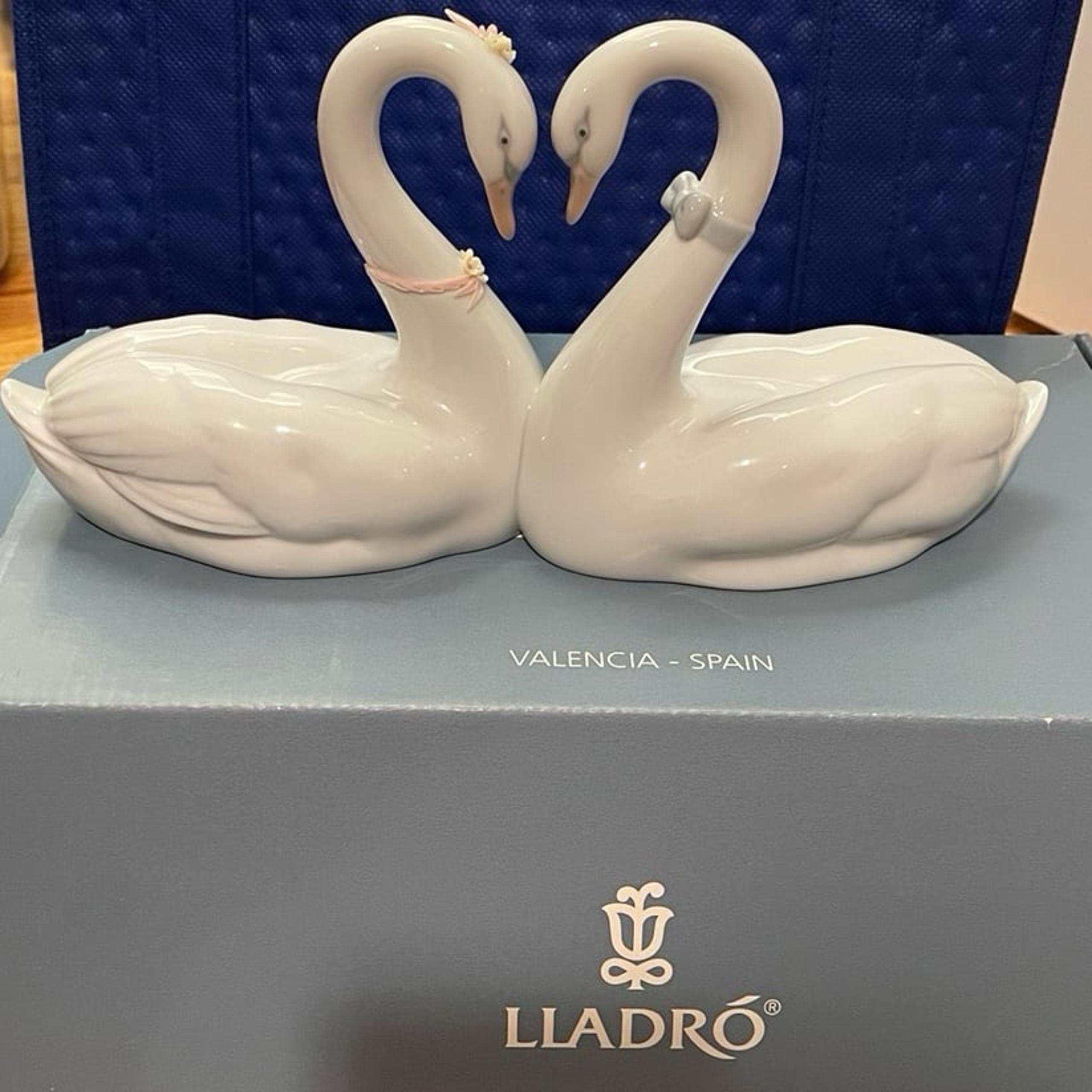 Lladro Endless Love Swans Figurine. Perfect condition. Stored in box.