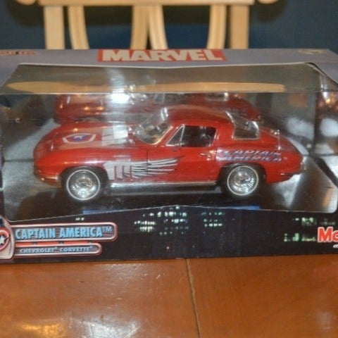 AWESOME CAPTAIN AMERICA 1:18 DIE-CAST MAISTO 1965 CHEVROLET CORVETTE MARVEL