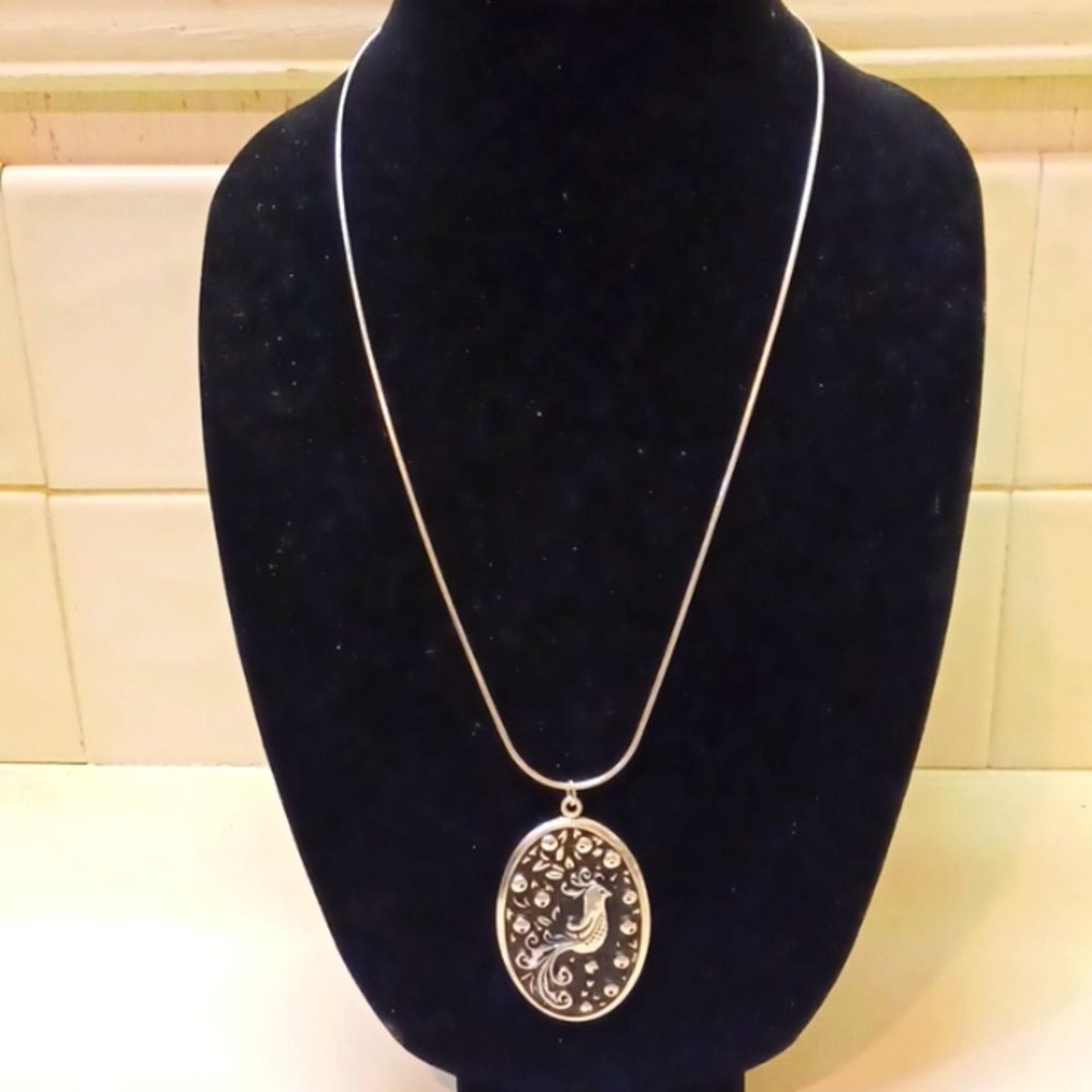 Womans Vintage Oval Song Bird Pendant Necklace 24 Long Chain