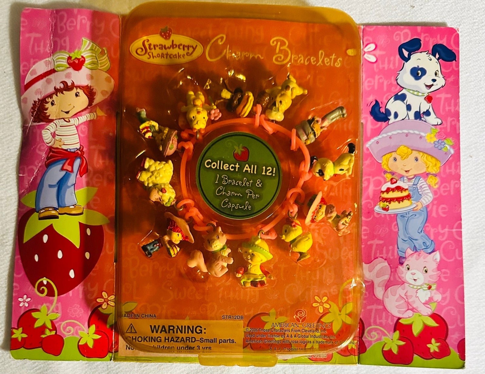 Strawberry Shortcake Vending Display Pack 1pc + 100pcs Charms + 100pcs Bracelets