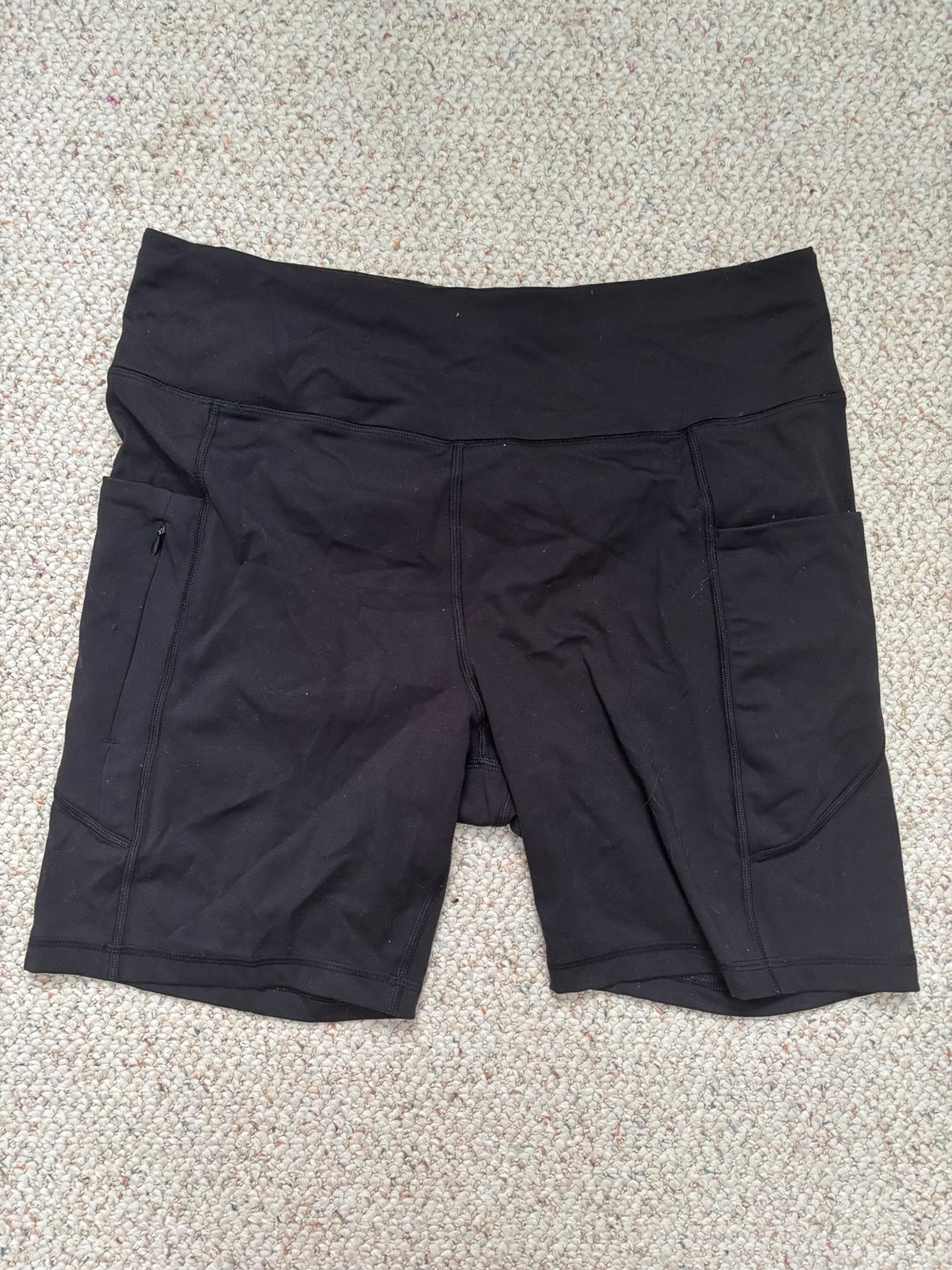 Avía black biker shorts with pockets