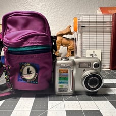 Nikon Coolpix 775 2MP Vintage Digital Camera with 3x OpticalZoom + awesome case